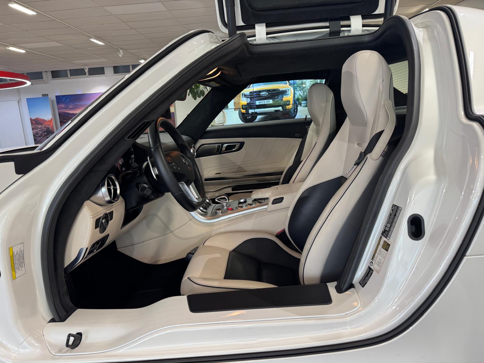 MERCEDES-BENZ SLS AMG Coupé-image-8