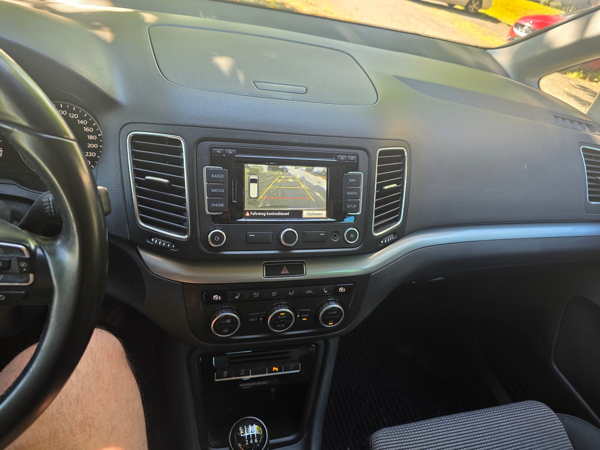 VW Sharan 2.0 TDI BlueMotion Technology 65th Edition-image-12