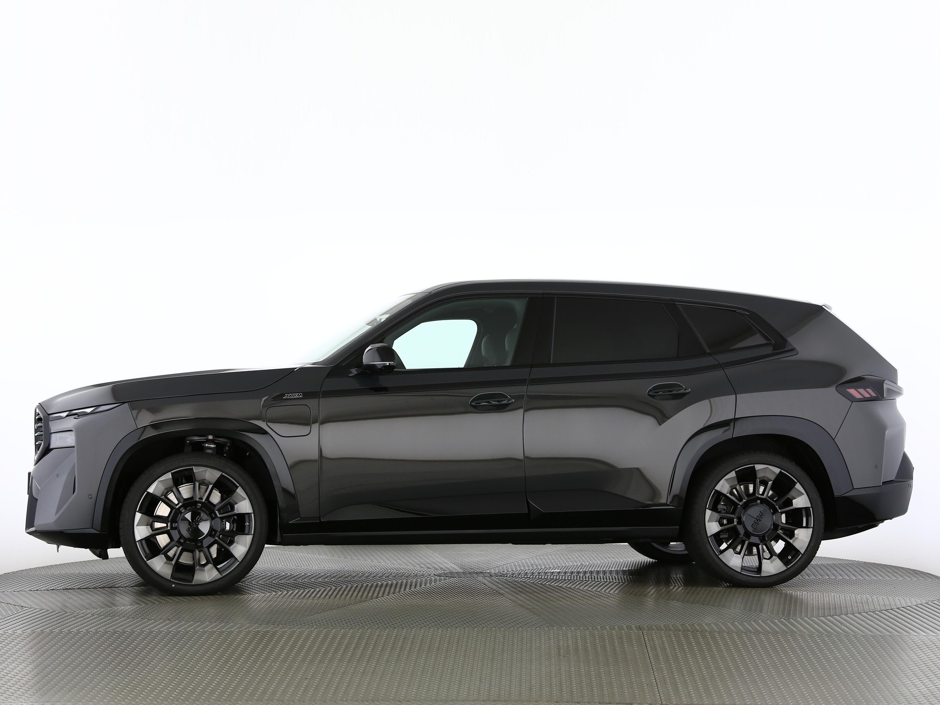 BMW XM 50e Plug-in Hybrid-image-2