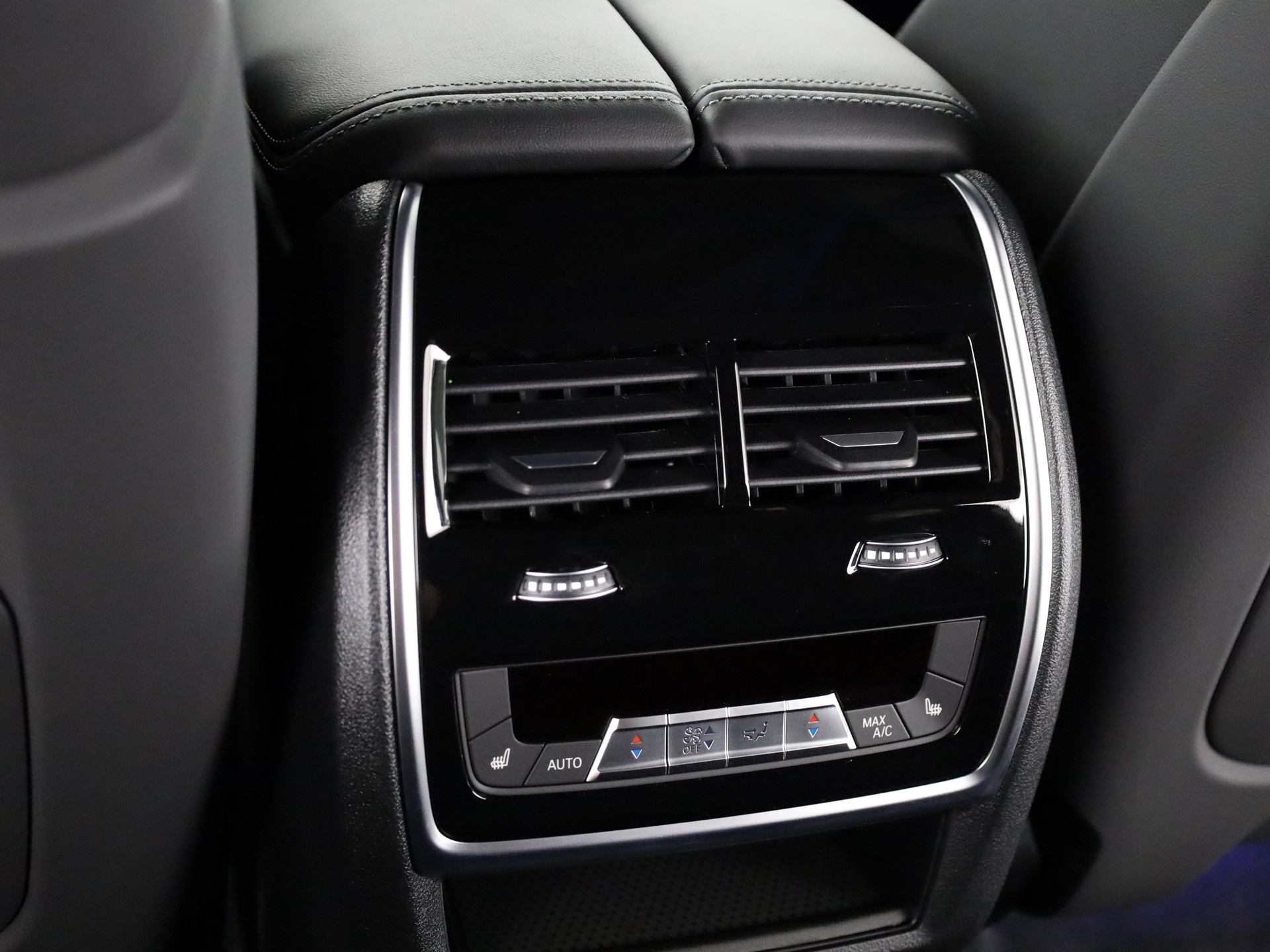 BMW XM 50e Plug-in Hybrid-image-10