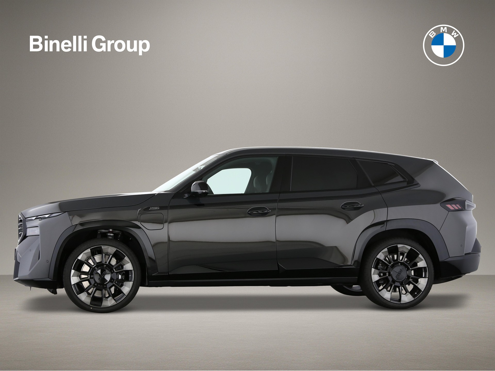 BMW XM 50e Plug-in Hybrid-showroom-element-1