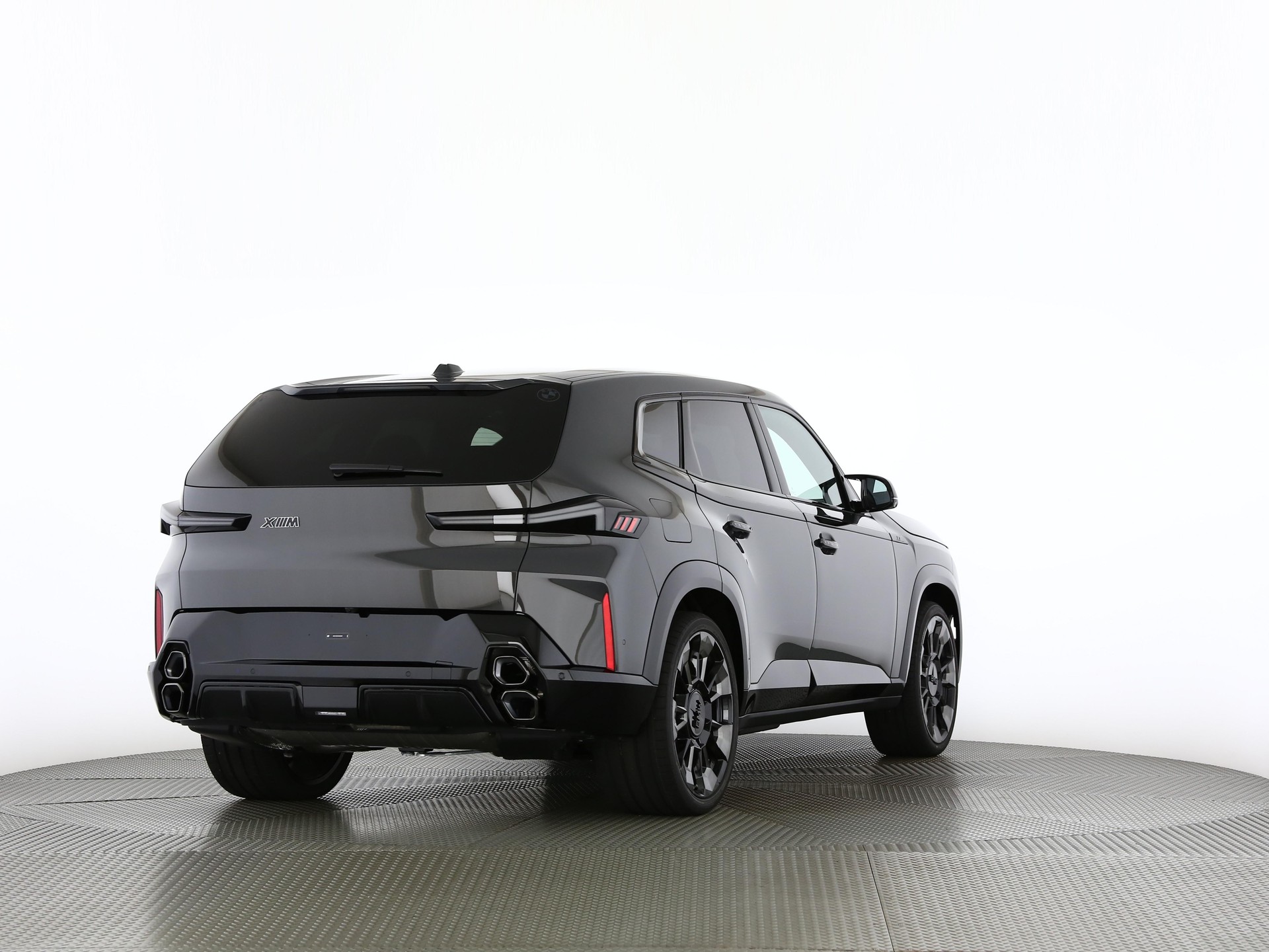 BMW XM 50e Plug-in Hybrid-image-1