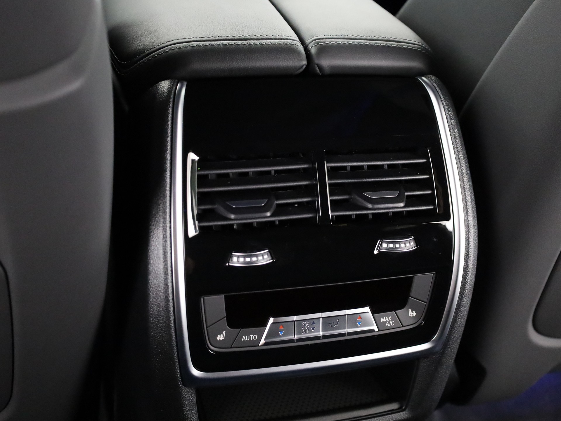 BMW XM 50e Plug-in Hybrid-image-10