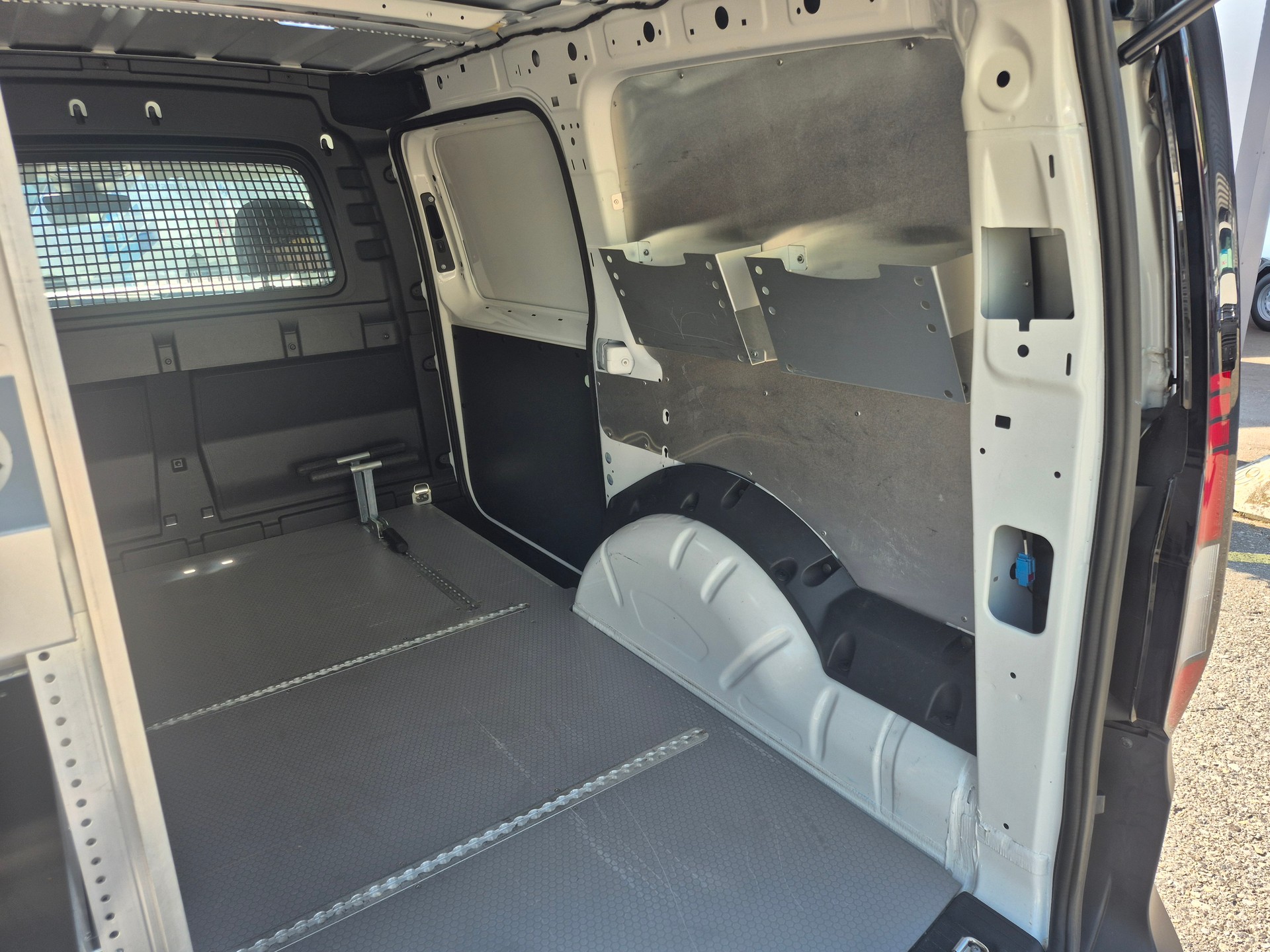 VW Caddy Cargo 2.0TDI Maxi-image-11