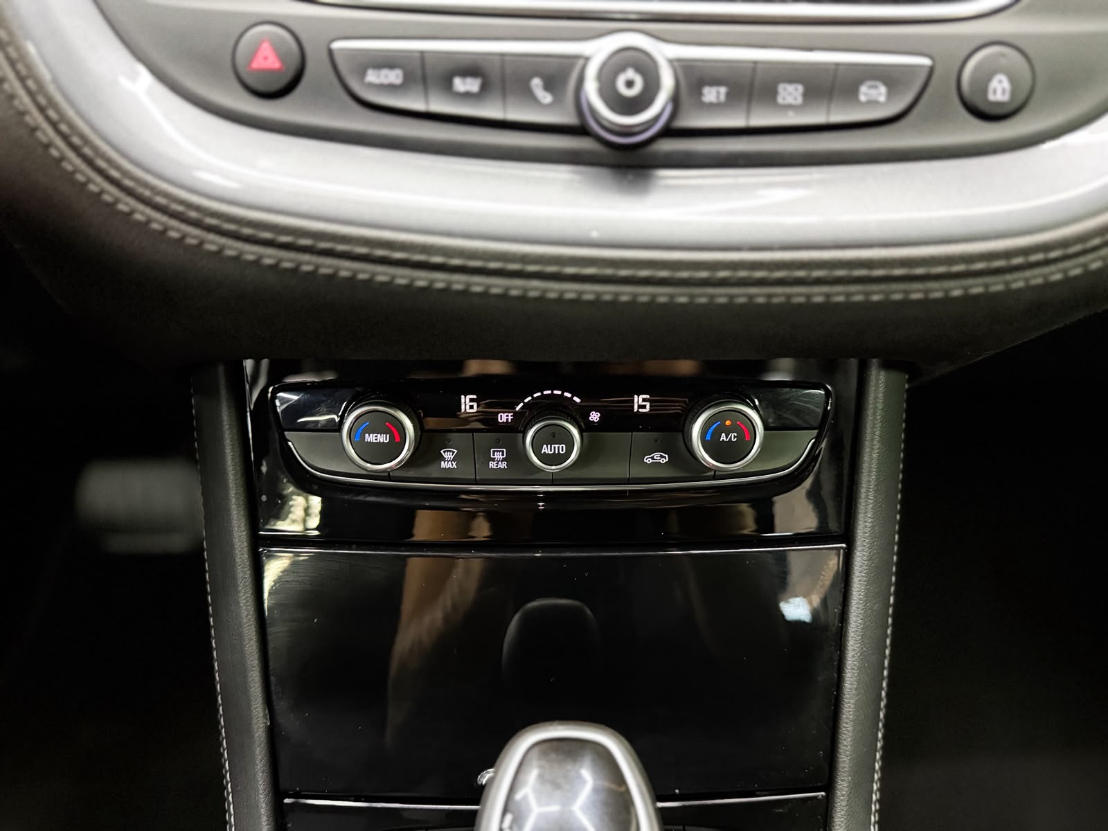 OPEL Grandland X 1.6 TP Ultimate Automatik-image-18
