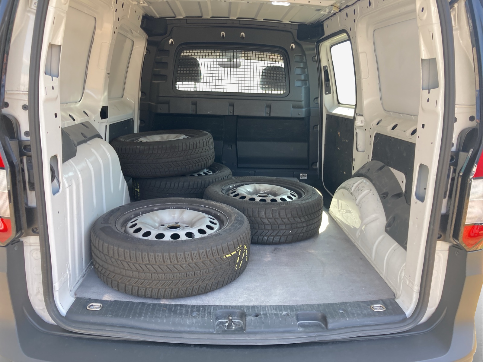 VW Caddy Cargo 2.0TDI Maxi 4Motion-image-12
