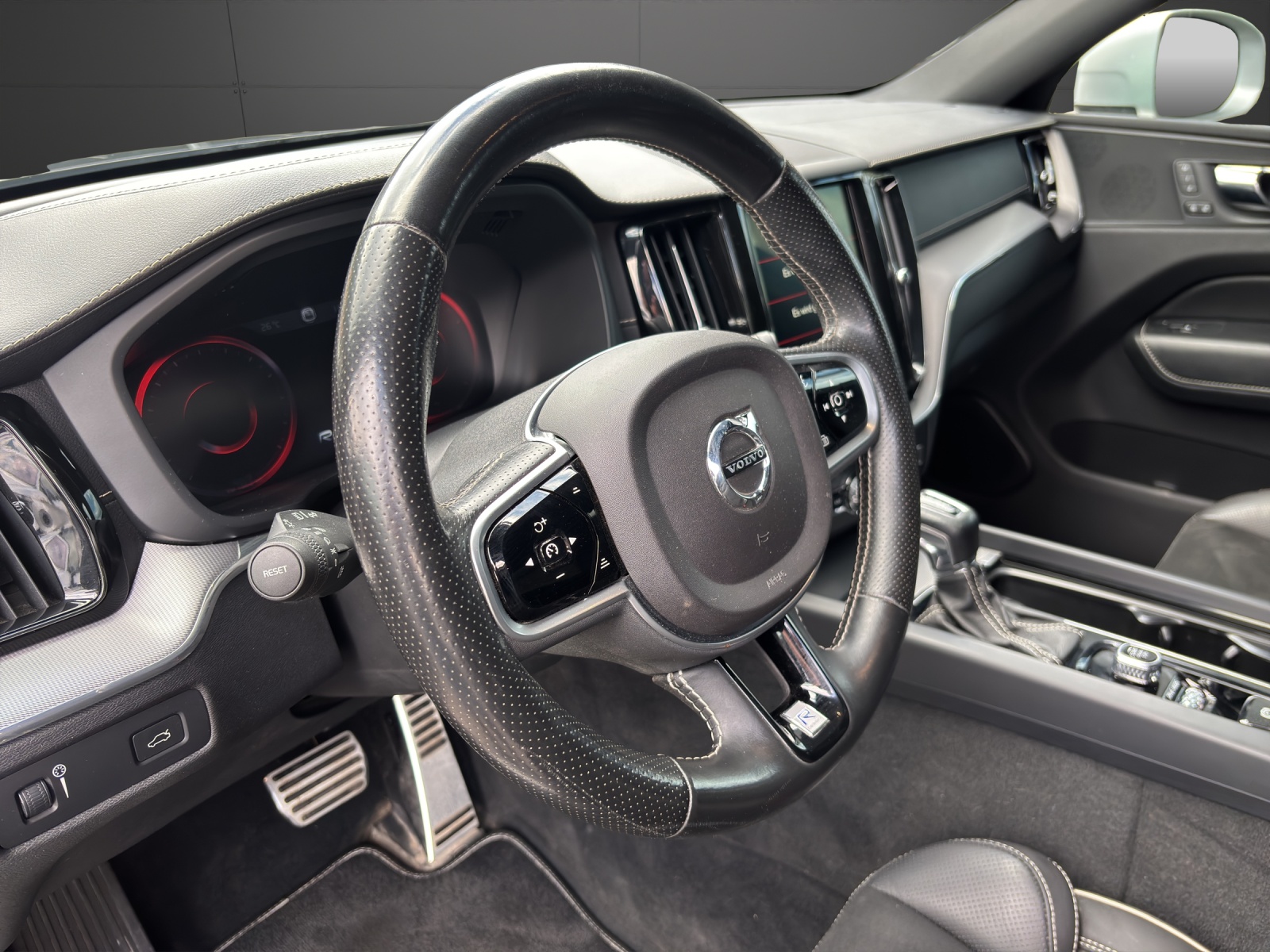 VOLVO XC60 T6 AWD R-Design Geartronic-image-3