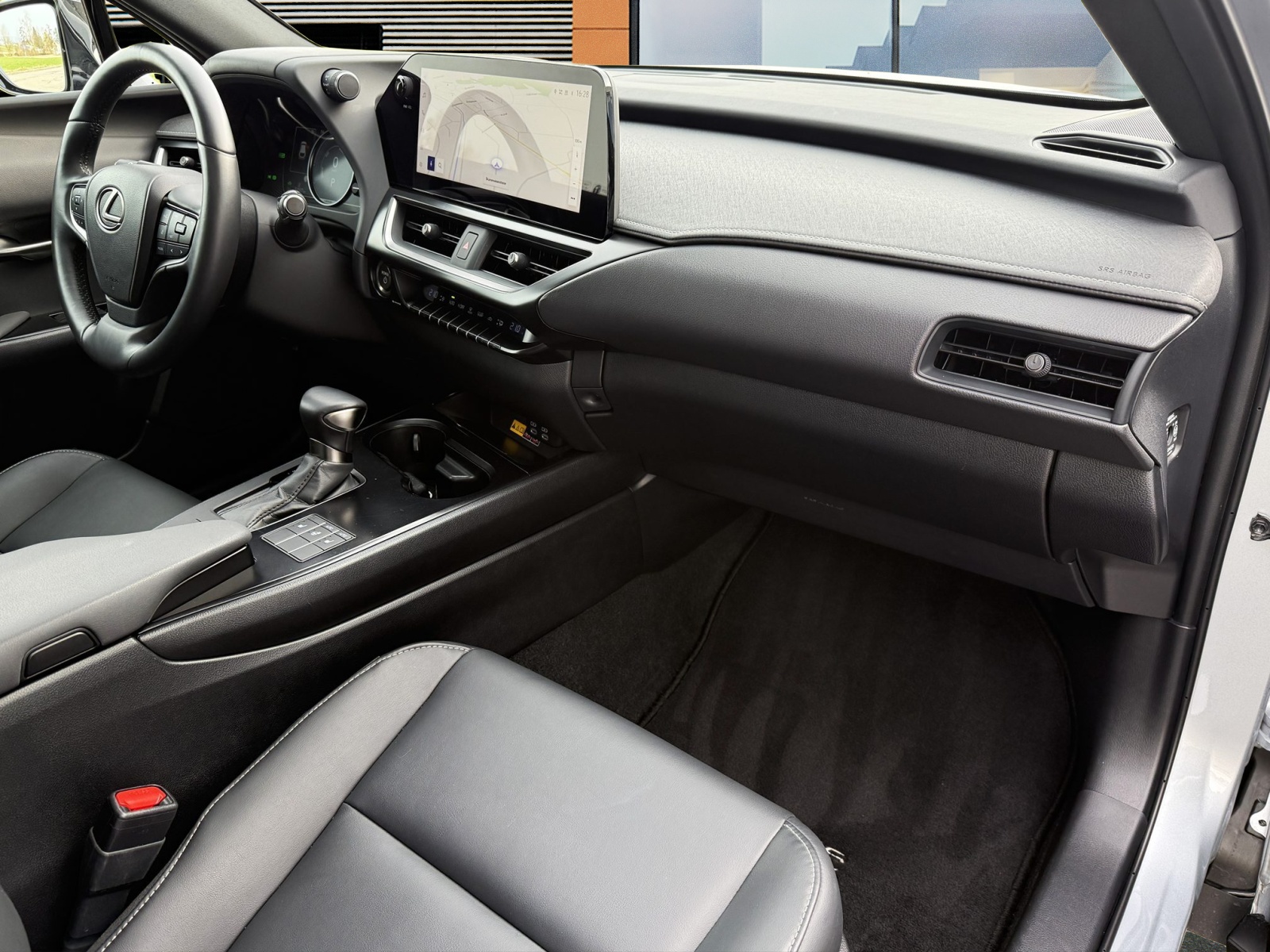 LEXUS UX 250h F-Line / CH Auslieferung-image-13