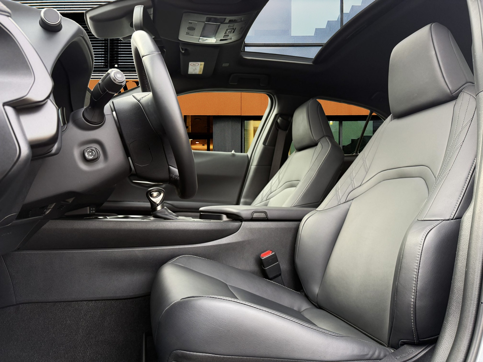 LEXUS UX 250h F-Line / CH Auslieferung-image-9
