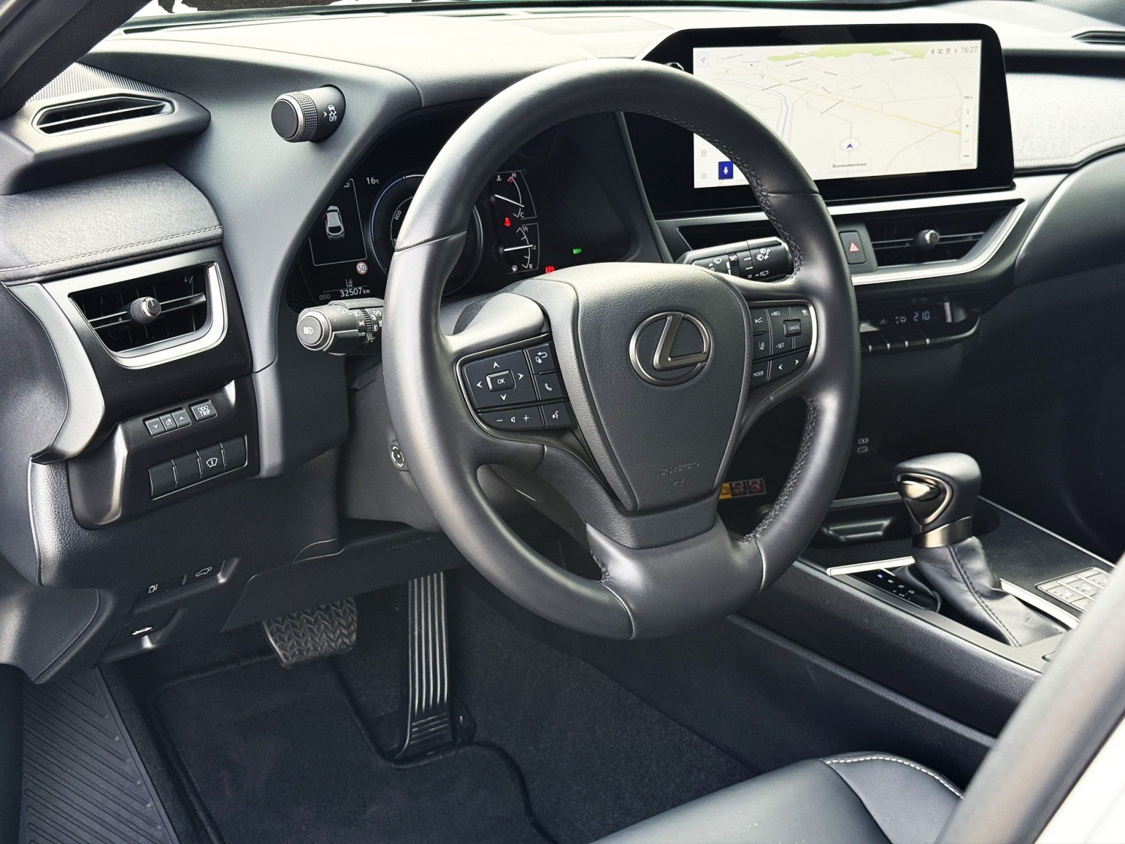 LEXUS UX 250h F-Line / CH Auslieferung-image-10