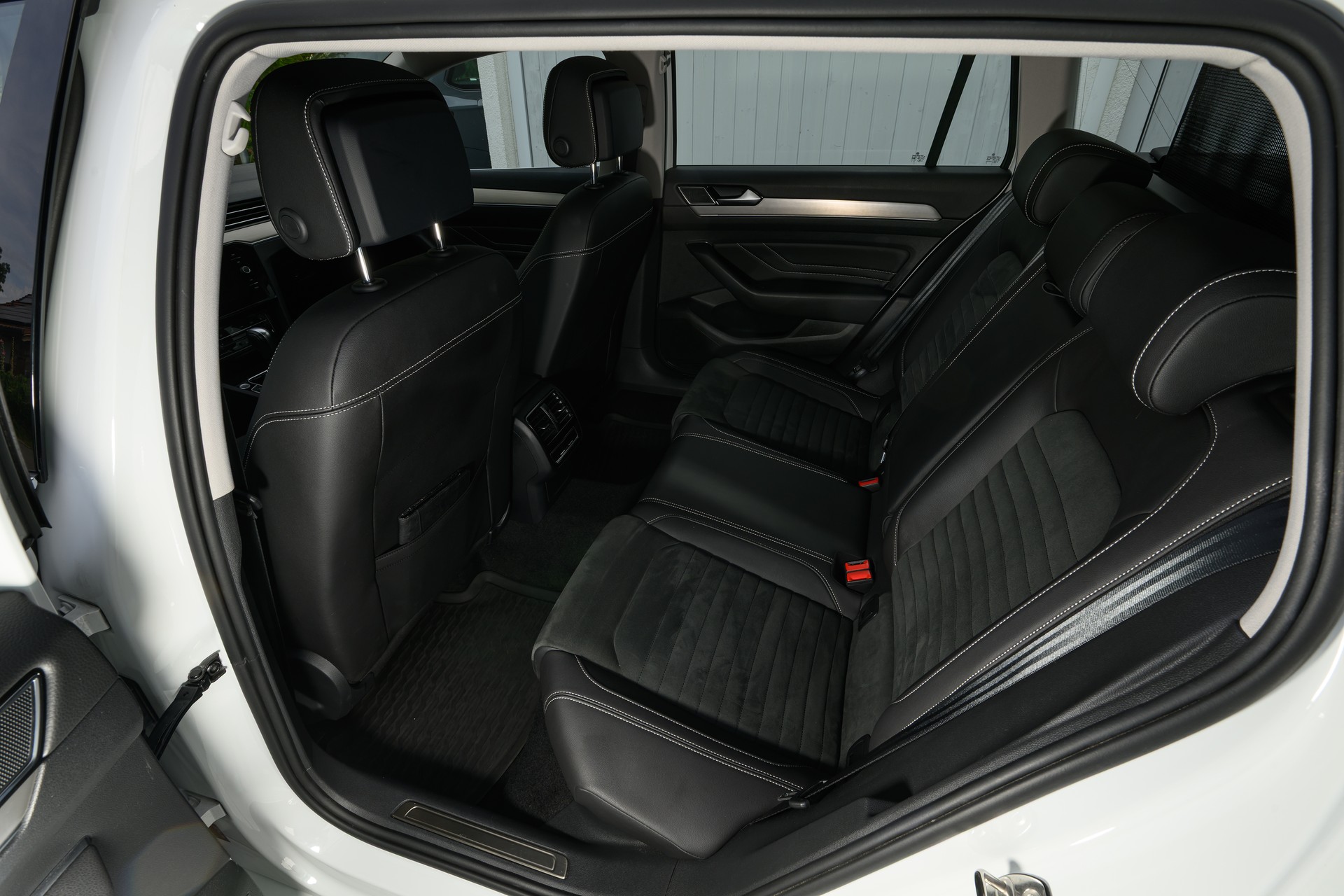 VW PASSAT Variant 2.0 Diesel 200PS Allrad Elegance-image-4