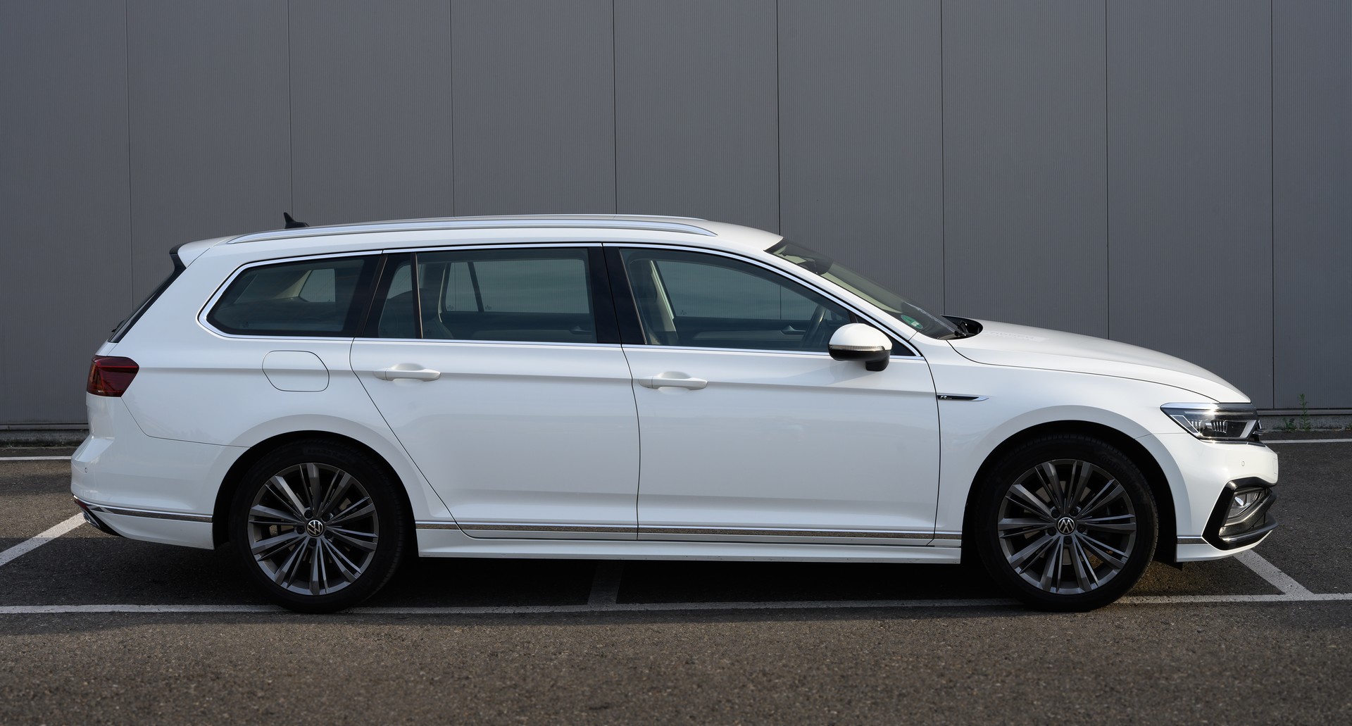 VW PASSAT Variant 2.0 Diesel 200PS Allrad Elegance-image-1