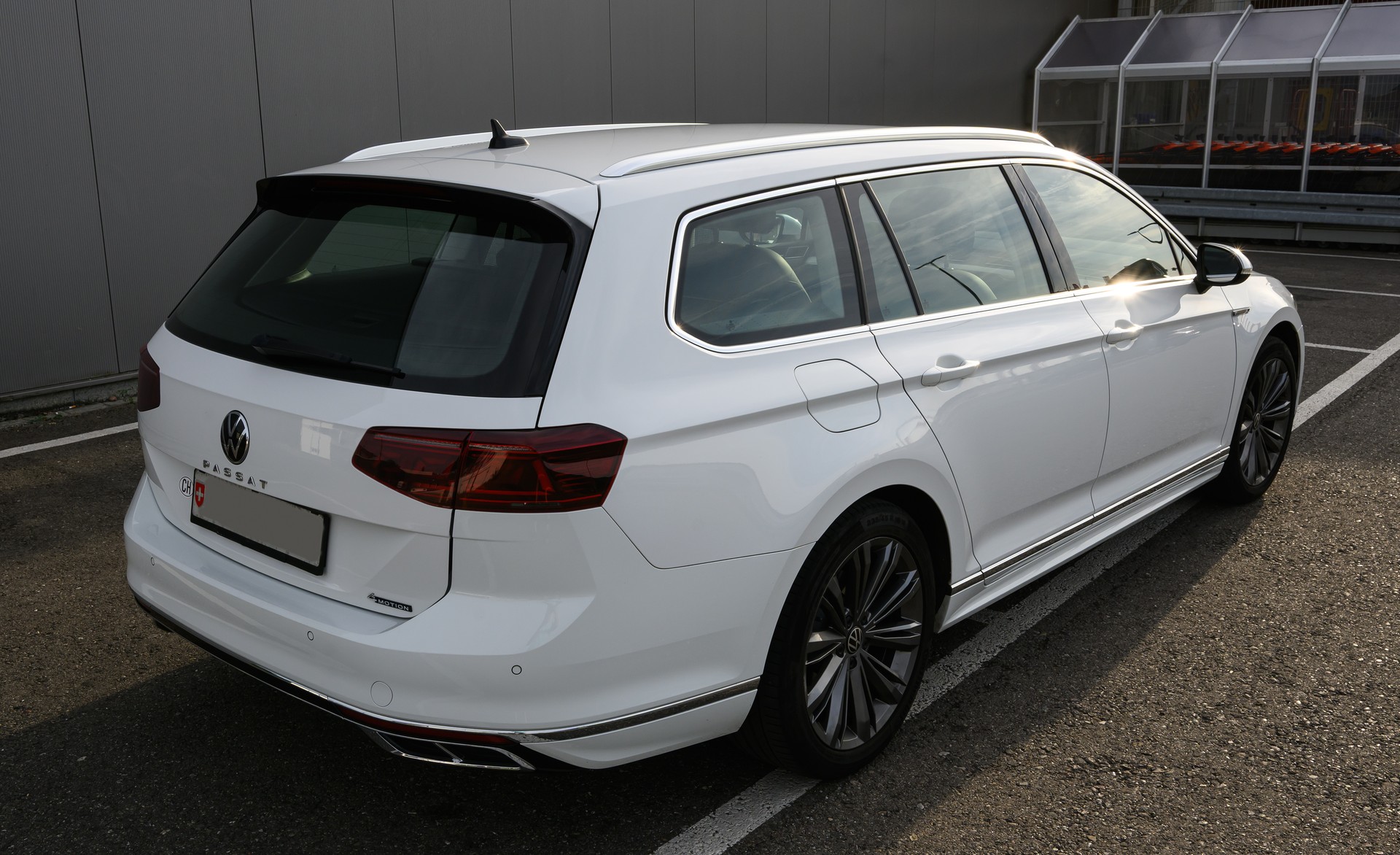VW PASSAT Variant 2.0 Diesel 200PS Allrad Elegance-image-2