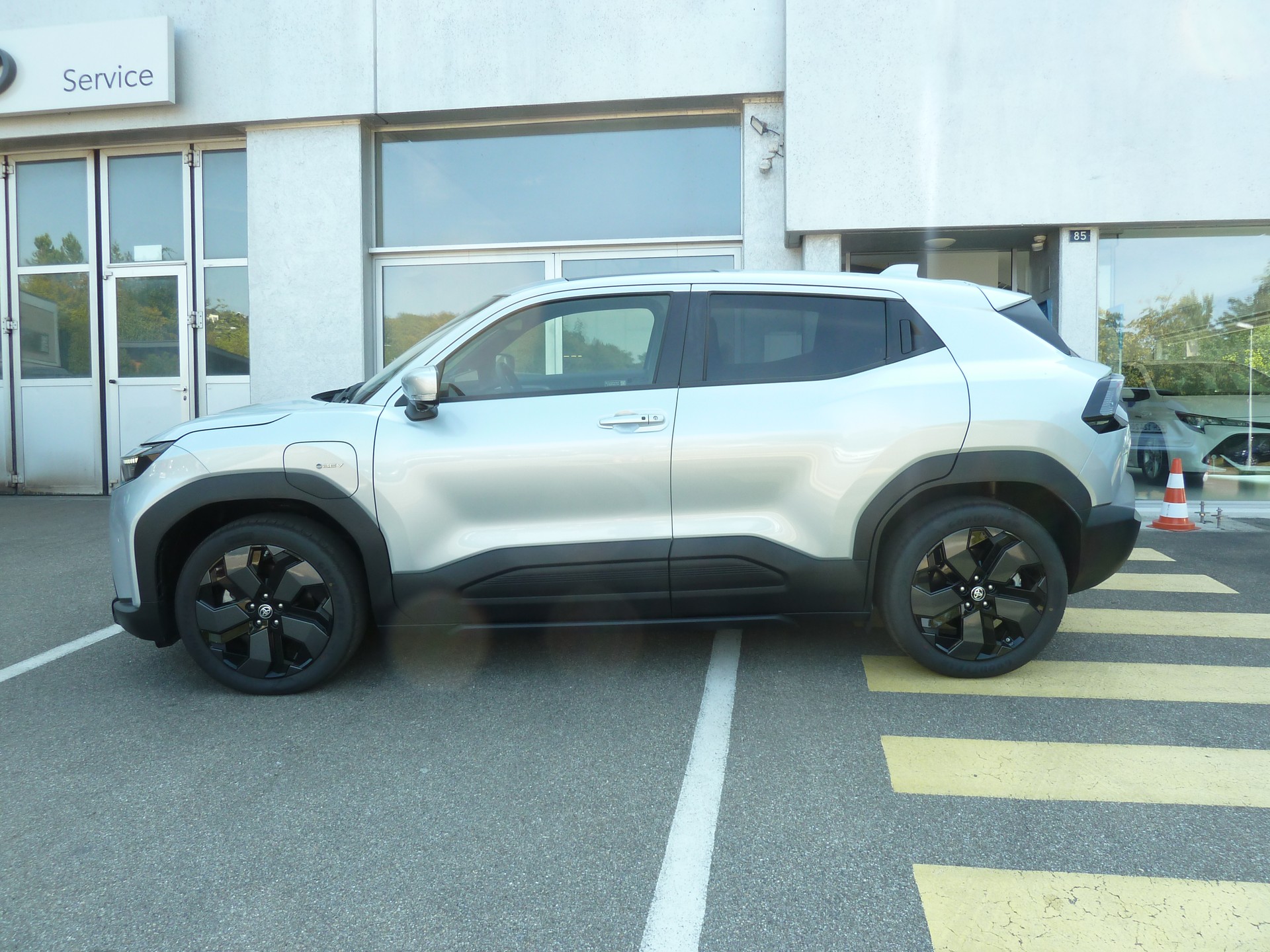 TOYOTA Urban Cruiser 61 kWh Premium AWD-image-4