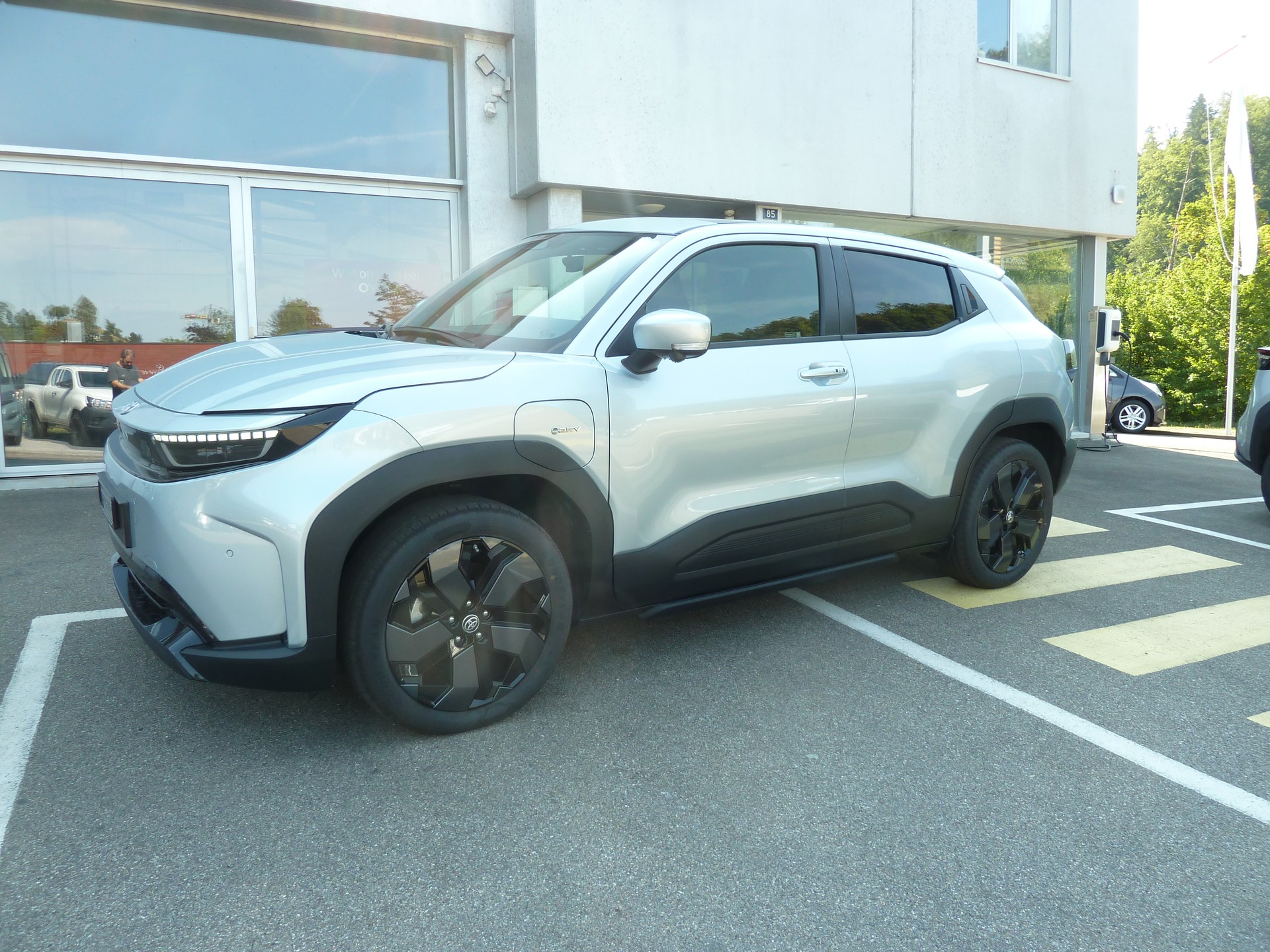 TOYOTA Urban Cruiser 61 kWh Premium AWD-showroom-element-3
