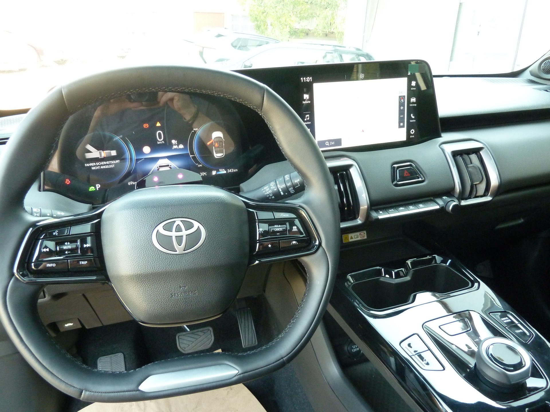 TOYOTA Urban Cruiser 61 kWh Premium AWD-image-15