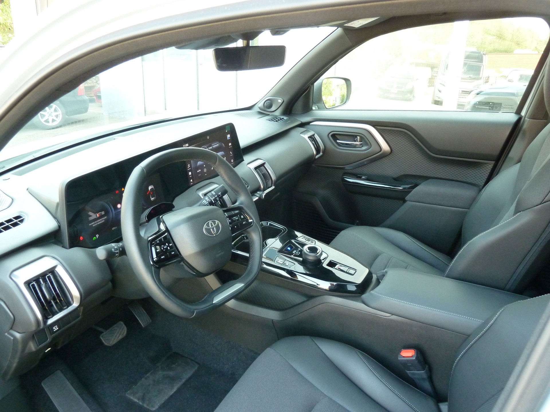 TOYOTA Urban Cruiser 61 kWh Premium AWD-image-13