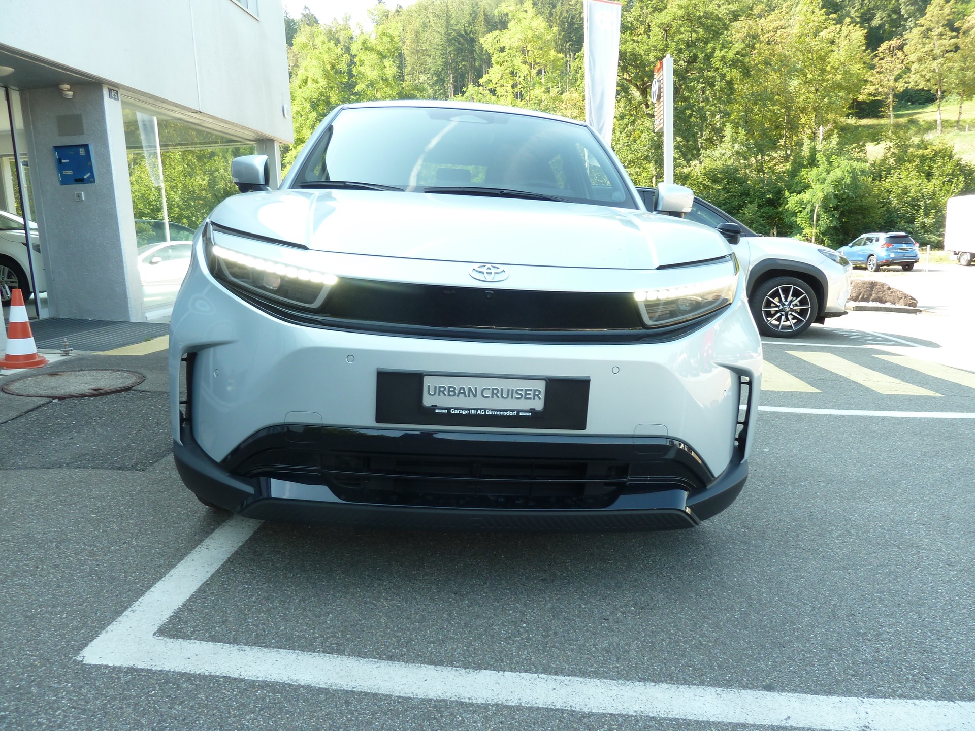 TOYOTA Urban Cruiser 61 kWh Premium AWD-showroom-element-1
