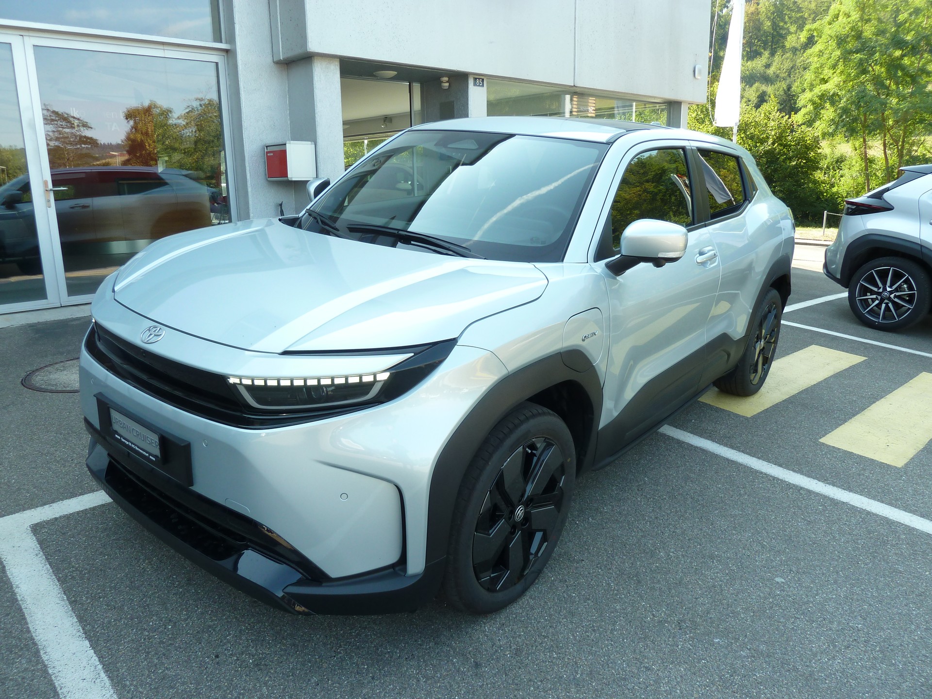 TOYOTA Urban Cruiser 61 kWh Premium AWD-showroom-element-2