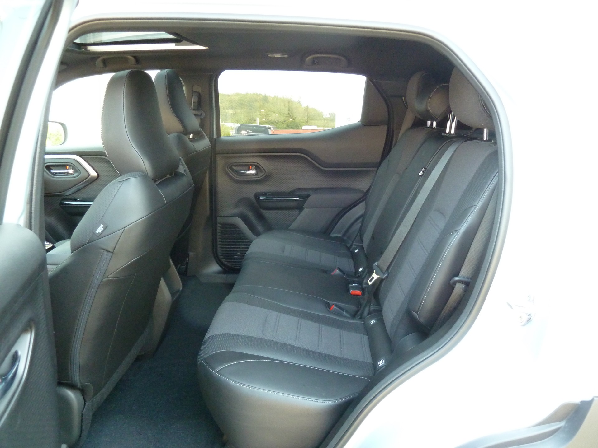 TOYOTA Urban Cruiser 61 kWh Premium AWD-image-16