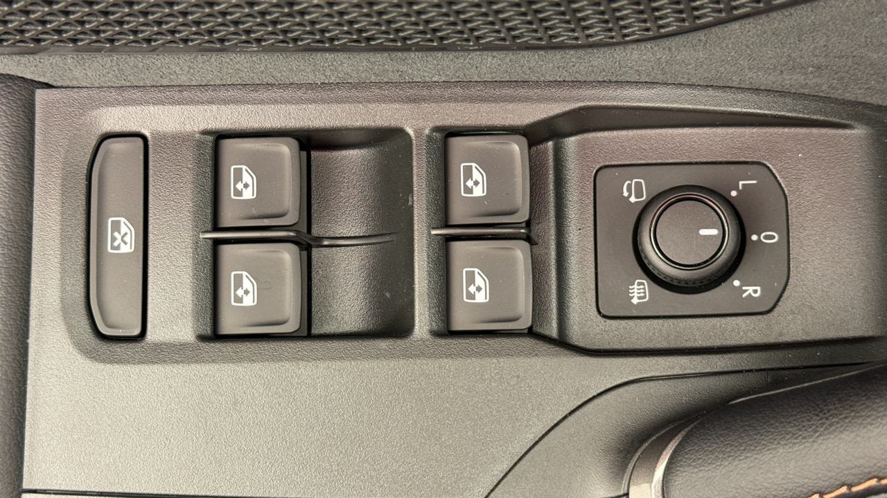 CUPRA LEON 1.5 e-HYBRID pHEV VZ Black Edition-image-8
