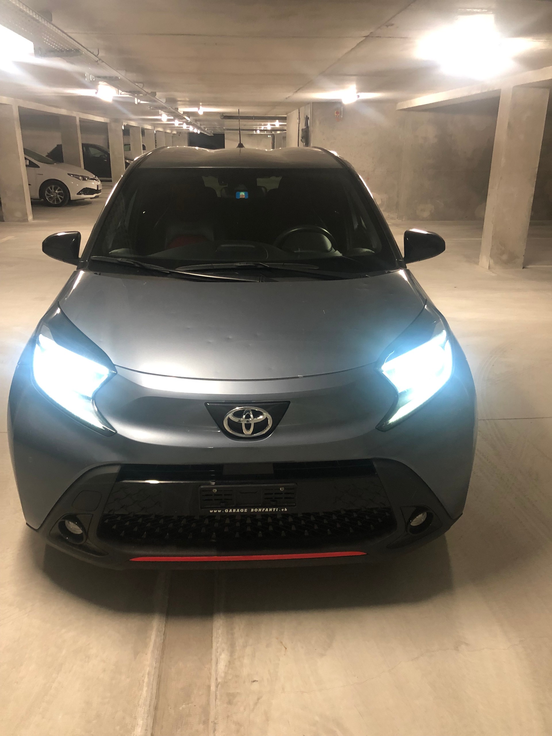 TOYOTA 1.0 VVT-i Undercover-image-1