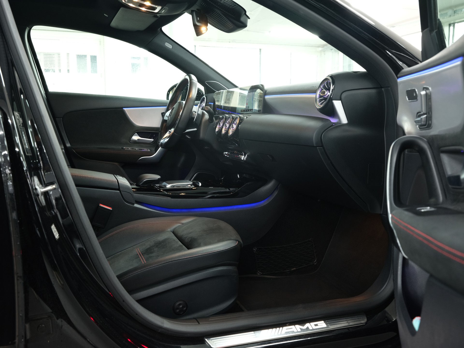 MERCEDES-BENZ A 35 AMG 4Matic Edition 1 Speedshift *Burmester* *360 Kamera* *AMG Performance*-image-19