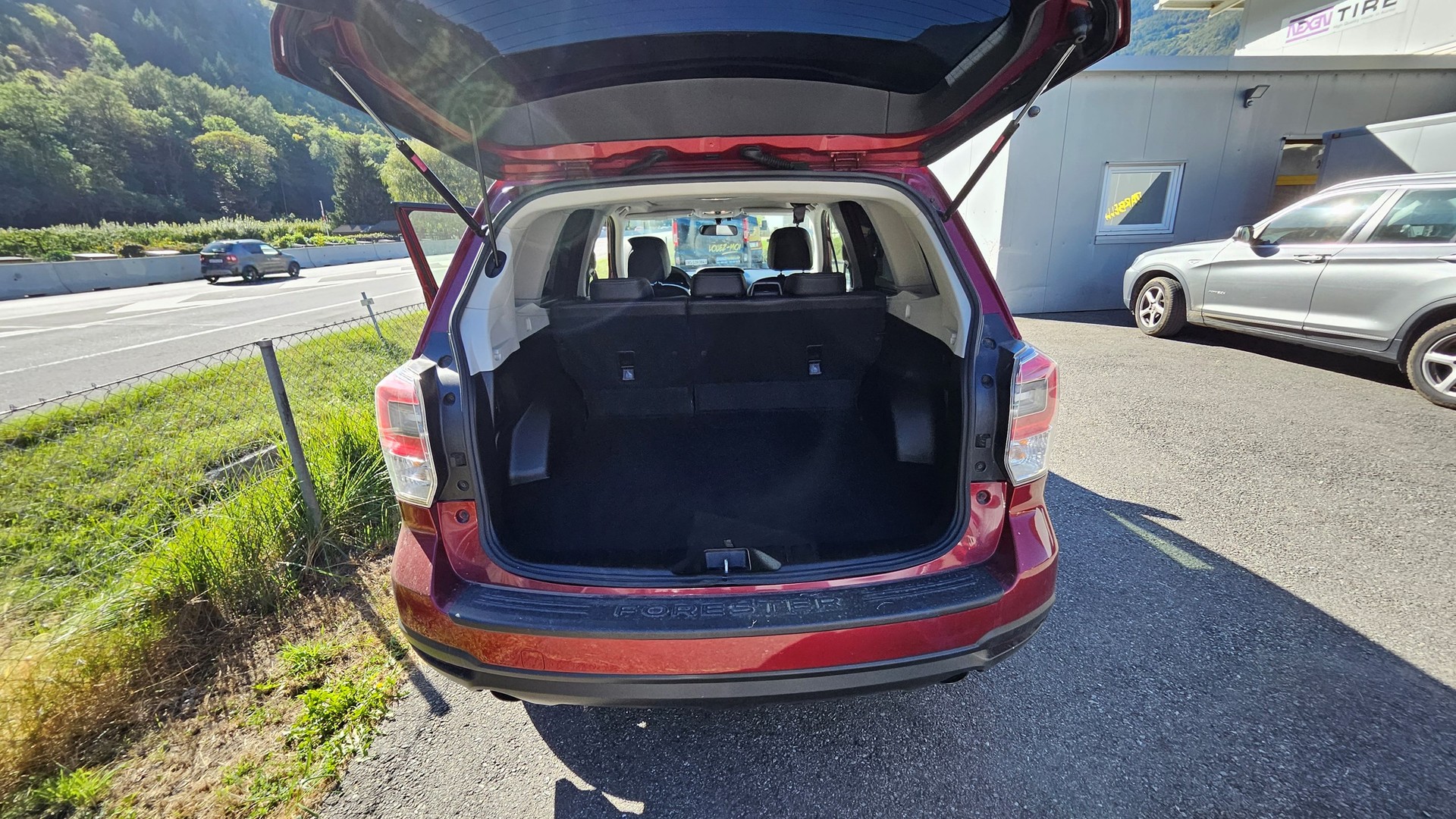 SUBARU Forester 2.0XT Luxury Lineartronic "Black & Red"-image-13