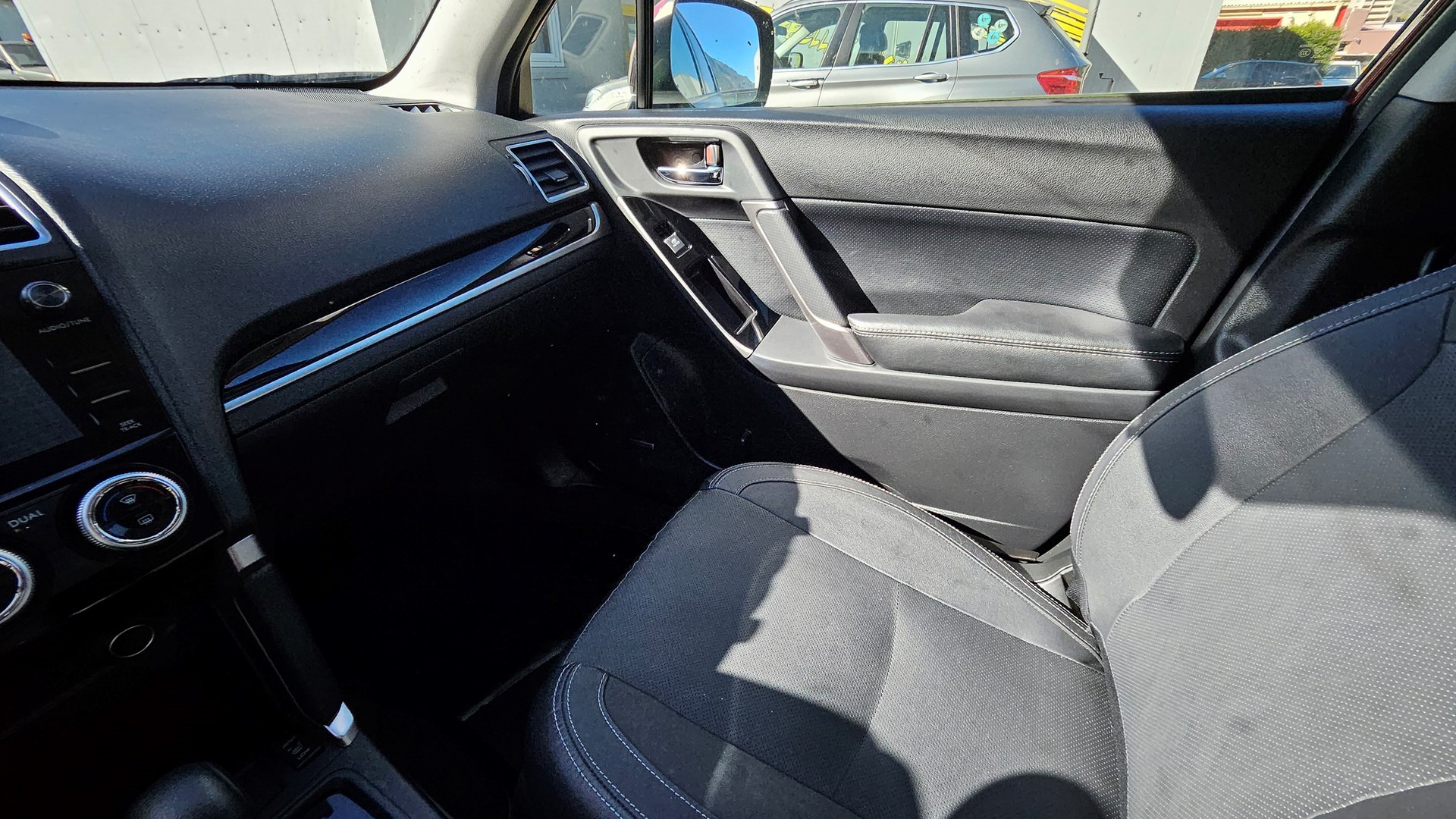 SUBARU Forester 2.0XT Luxury Lineartronic "Black & Red"-image-16