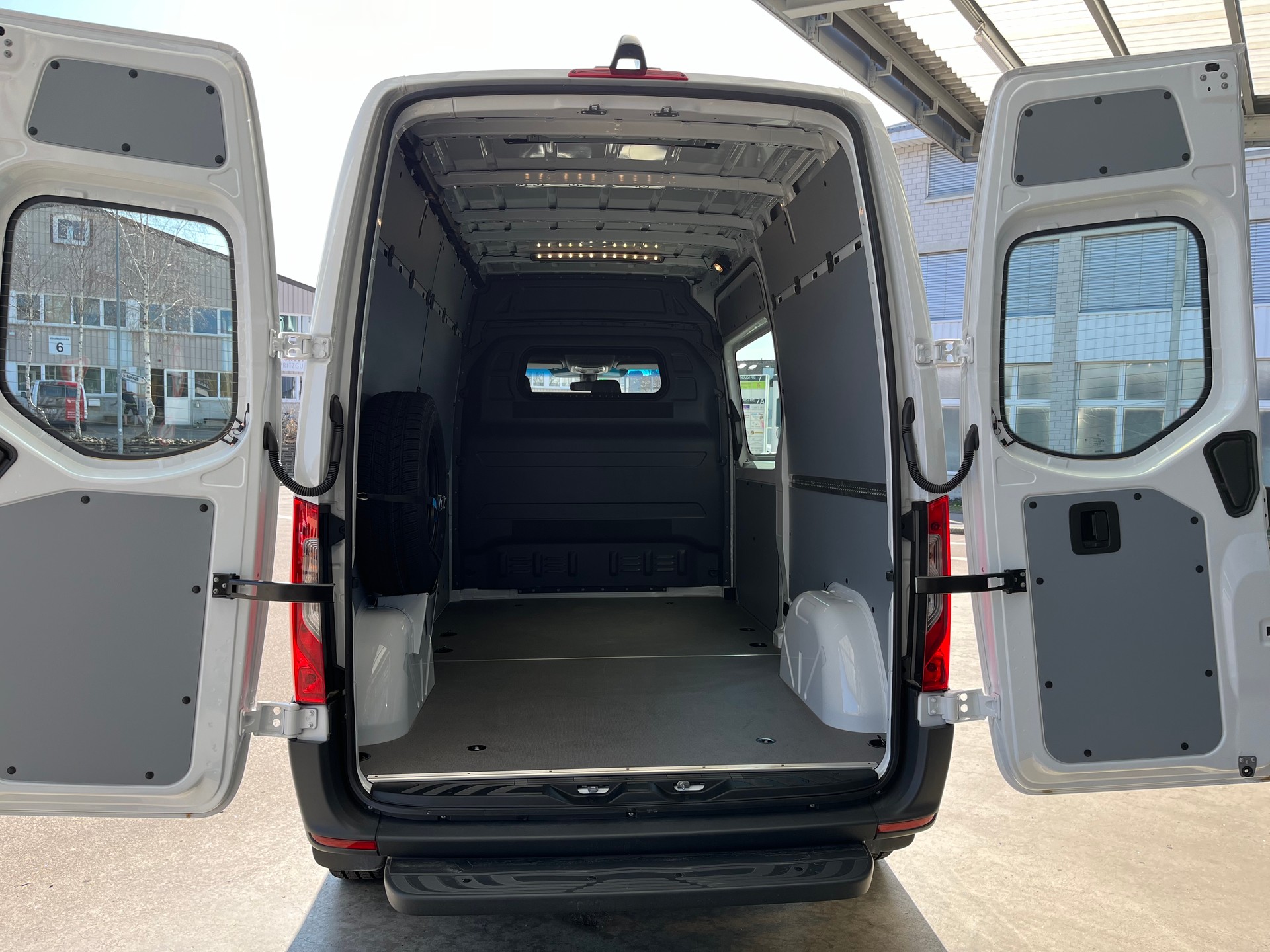 MERCEDES-BENZ eSprinter 312 47kWh Standard-image-3