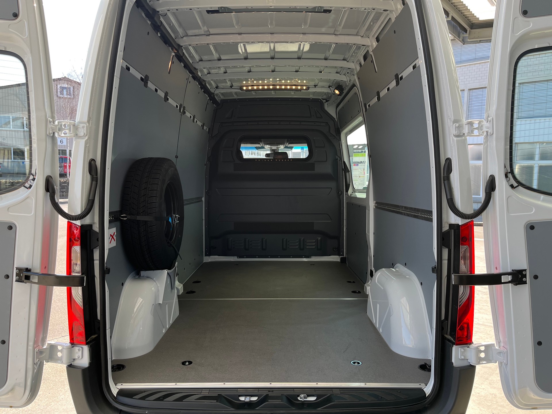 MERCEDES-BENZ eSprinter 312 47kWh Standard-image-4