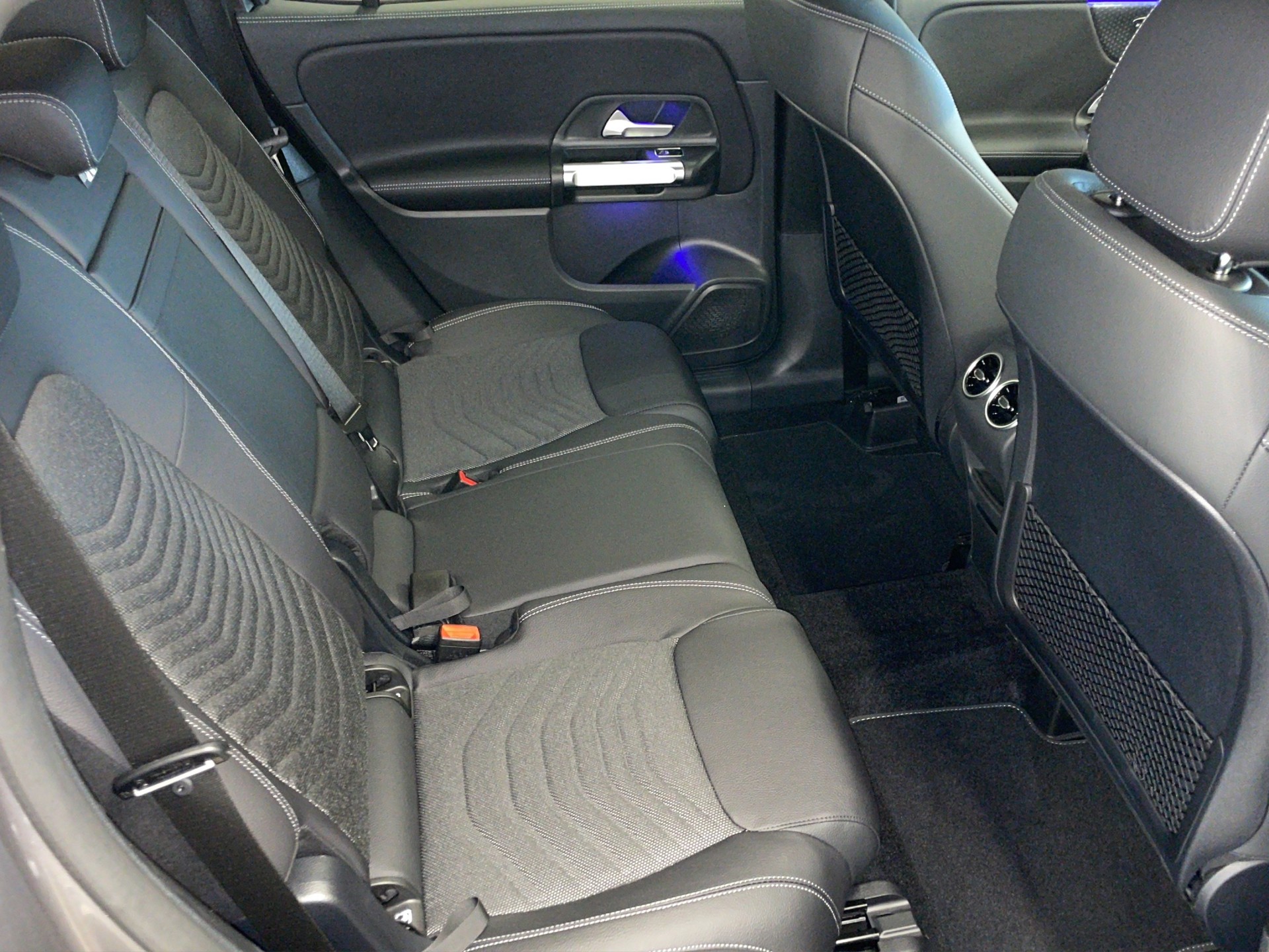 MERCEDES-BENZ GLB 250 4Matic 8G-Tronic-image-11