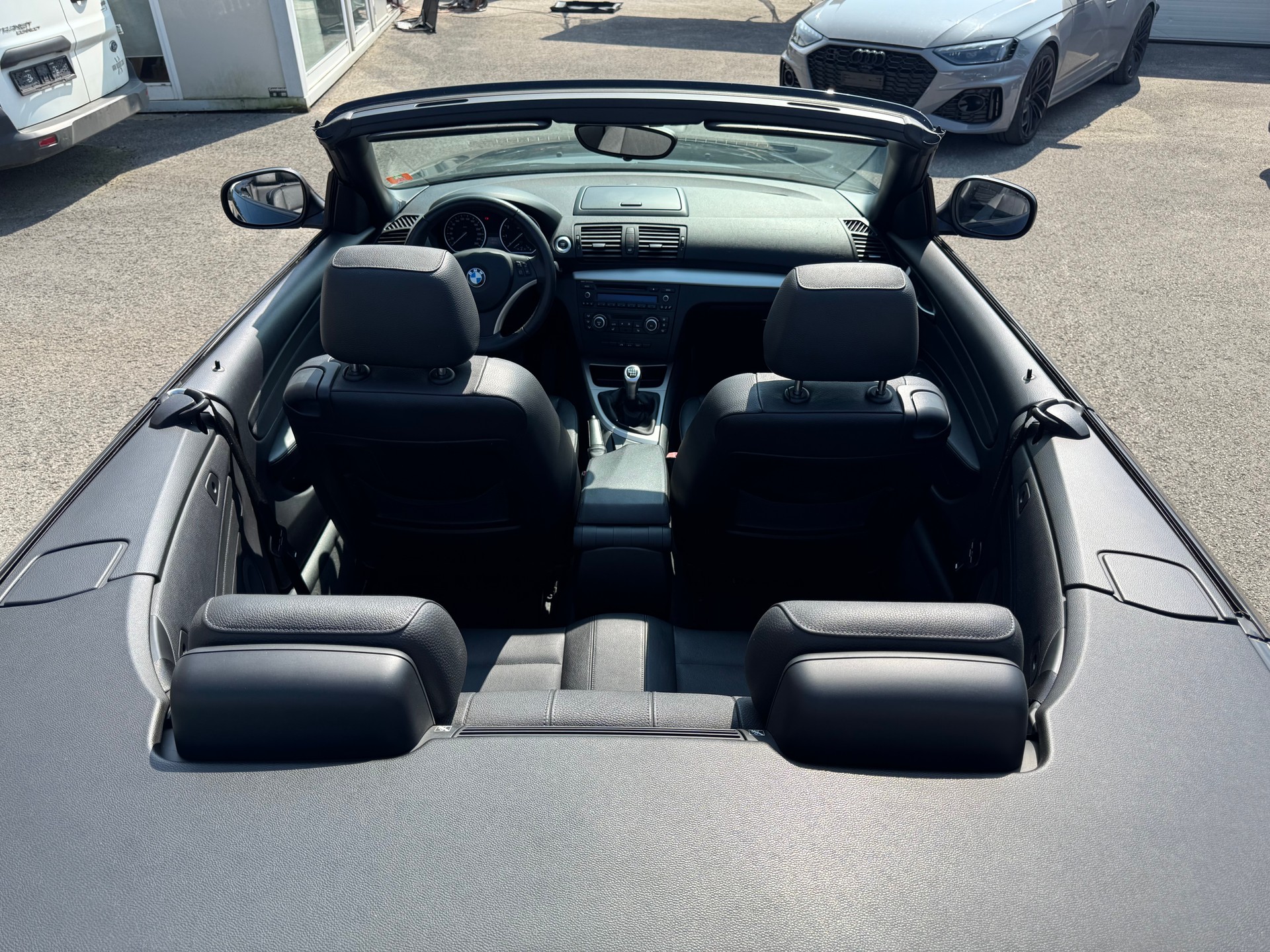 BMW 120i Cabrio-image-5