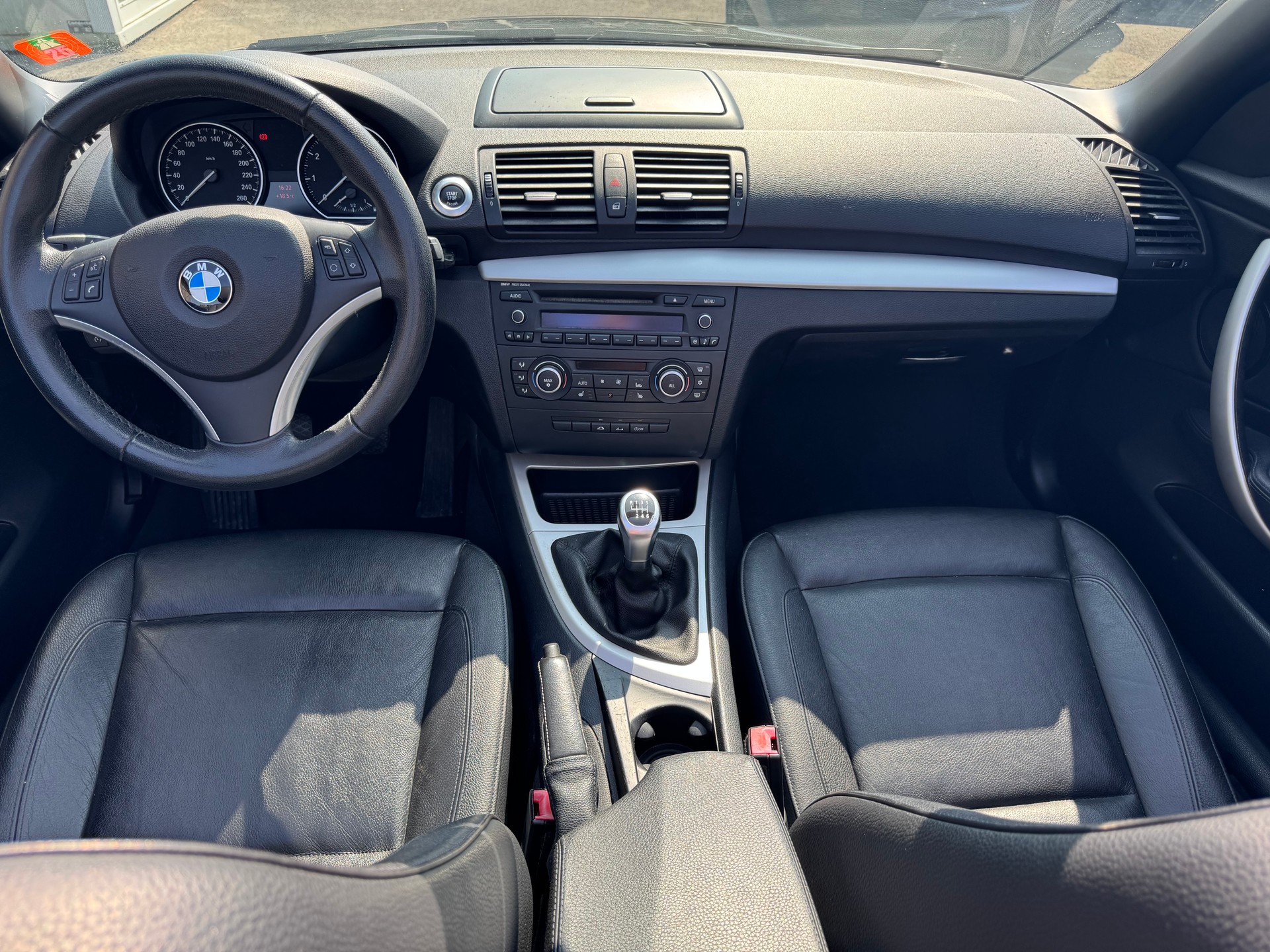 BMW 120i Cabrio-image-6