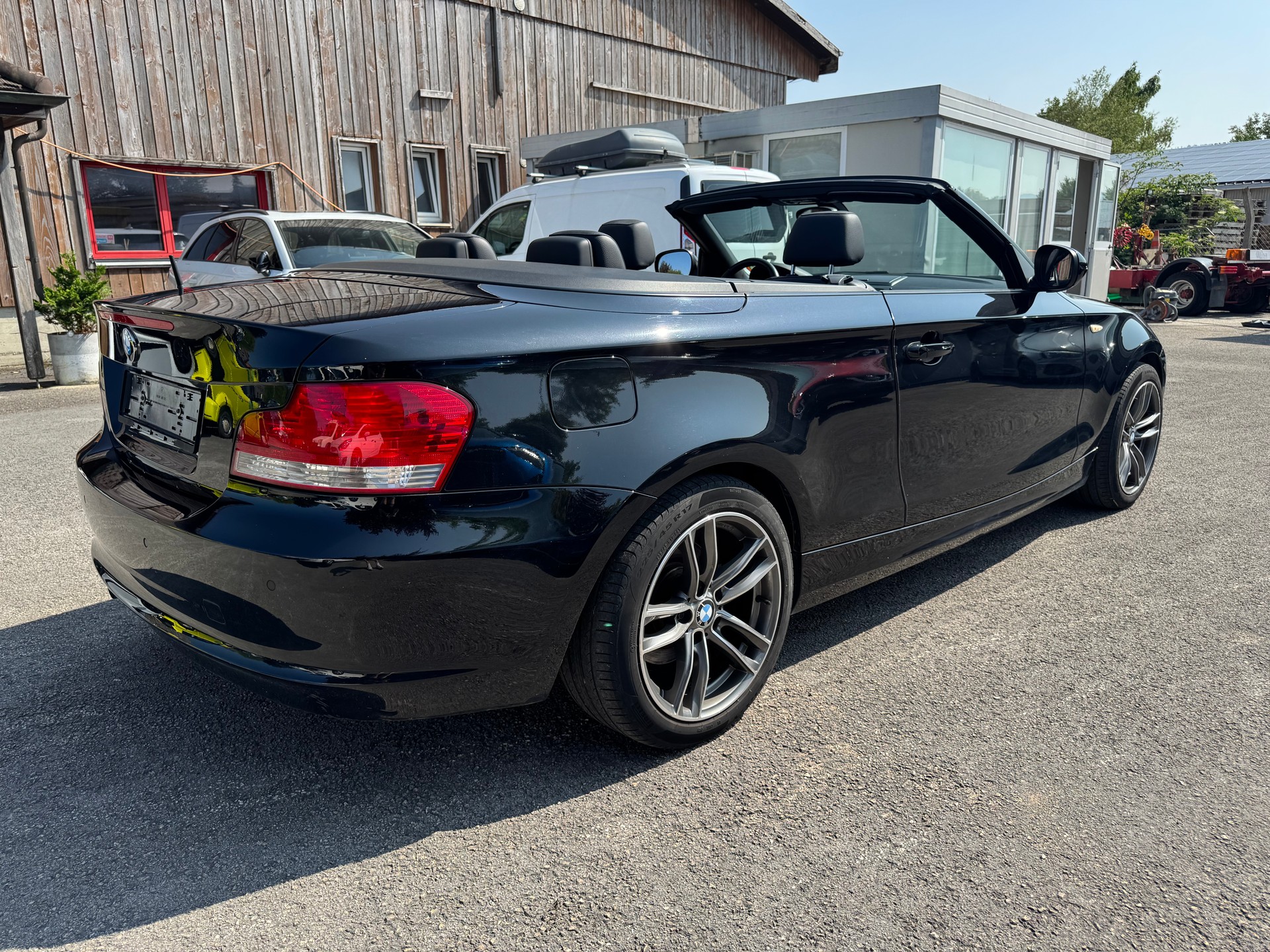 BMW 120i Cabrio-image-3