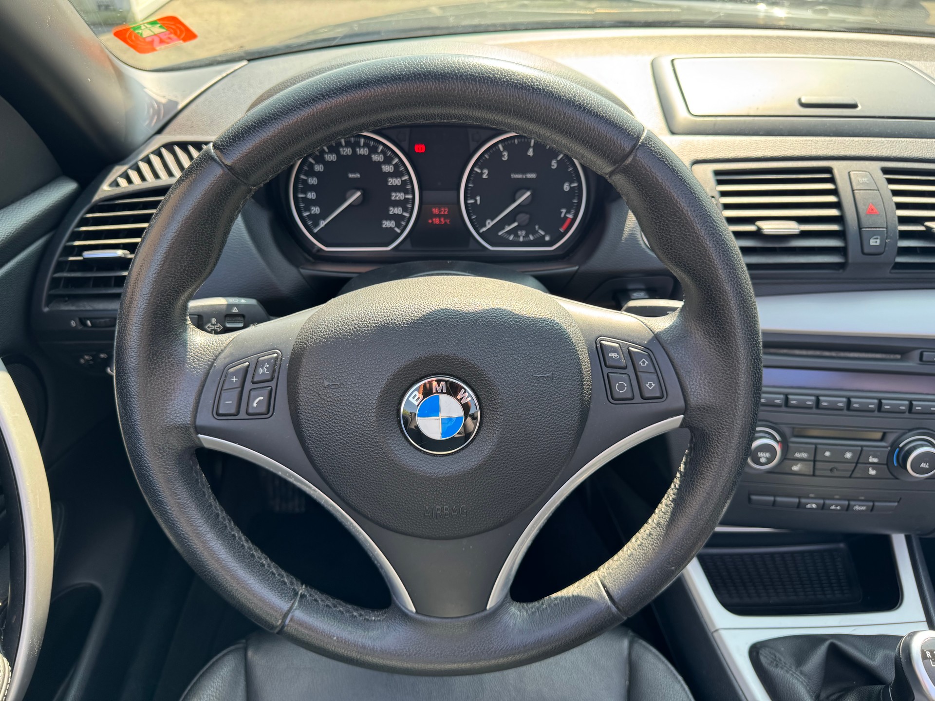 BMW 120i Cabrio-image-8