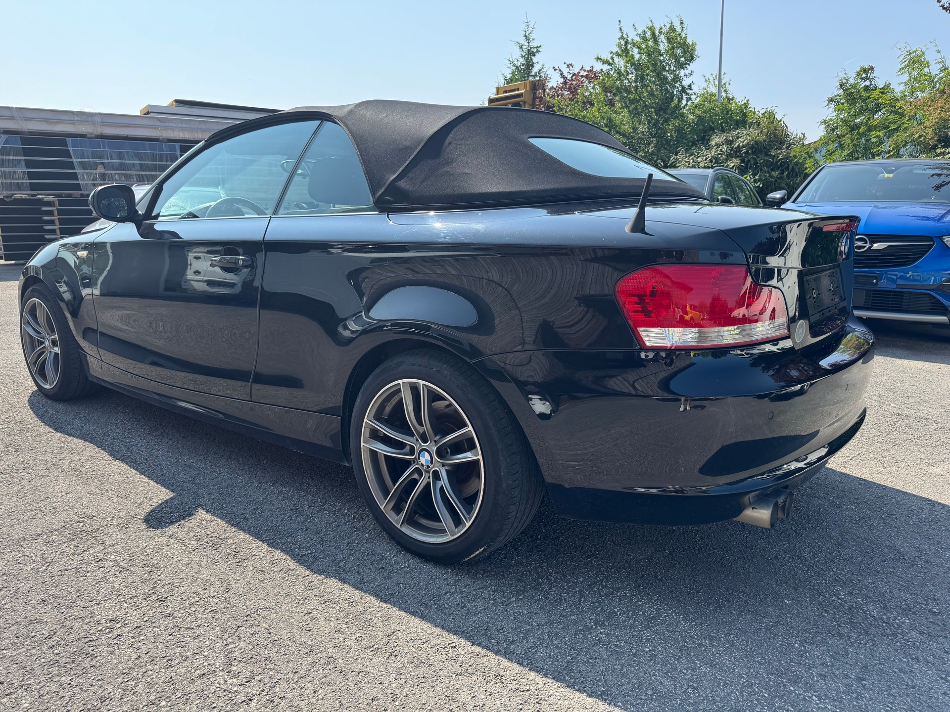 BMW 120i Cabrio-image-1