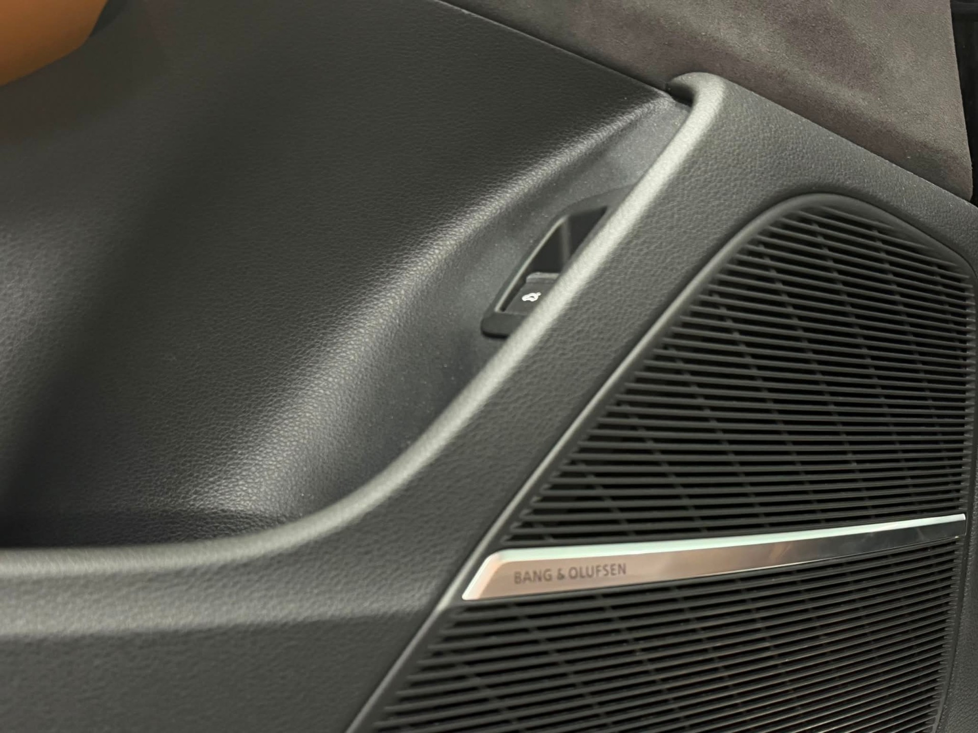 AUDI RSQ8 quattro tiptronic-image-9