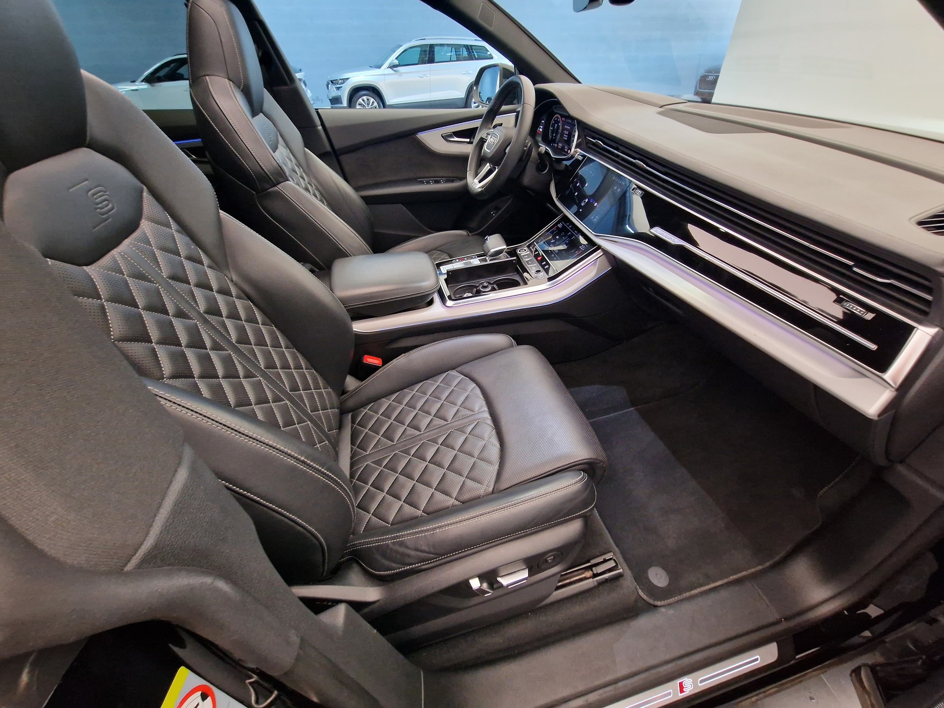 AUDI Q8 55 TFSI e quattro PHEV tiptronic-image-11