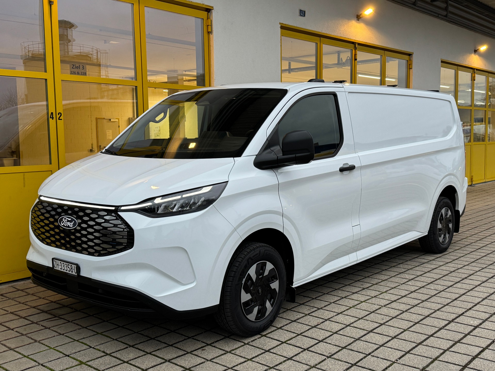 FORD Transit Custom Van 340 L2H1 65kWh Trend 🆕-image-0