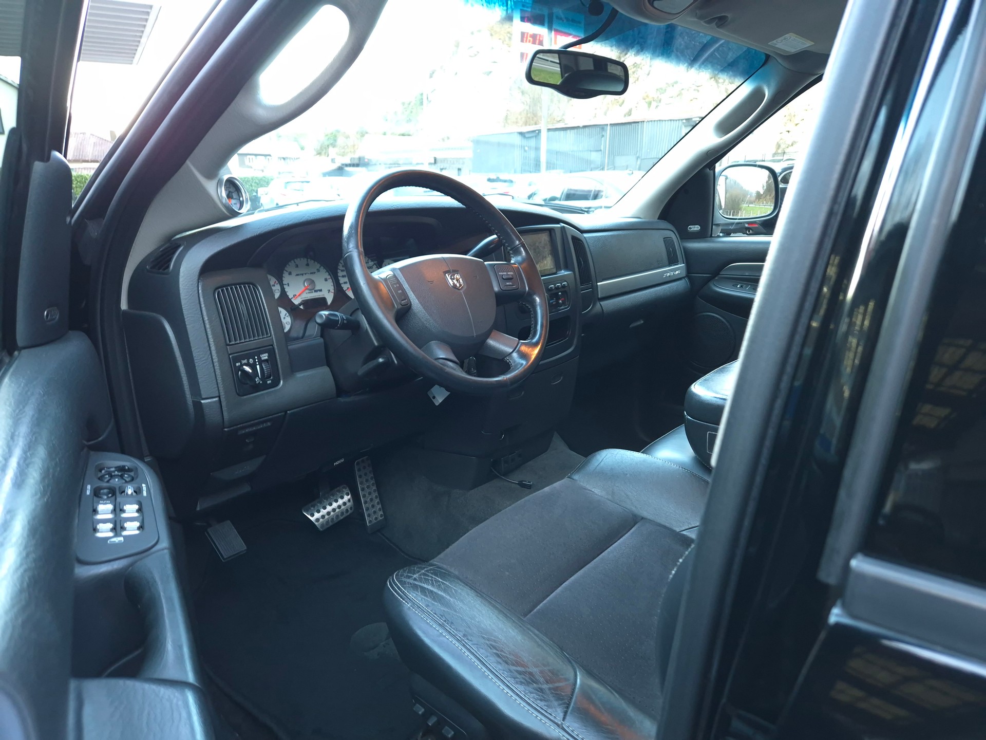 DODGE Ram 1500 SRT-10-image-16