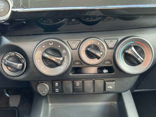 TOYOTA Hilux 2.8d Comf. DC 4x4-image-11