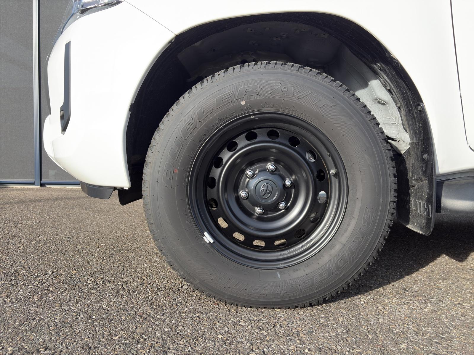 TOYOTA Hilux Double Cab.-Pick-up 2.8 D-4D 204 Comfort-image-8