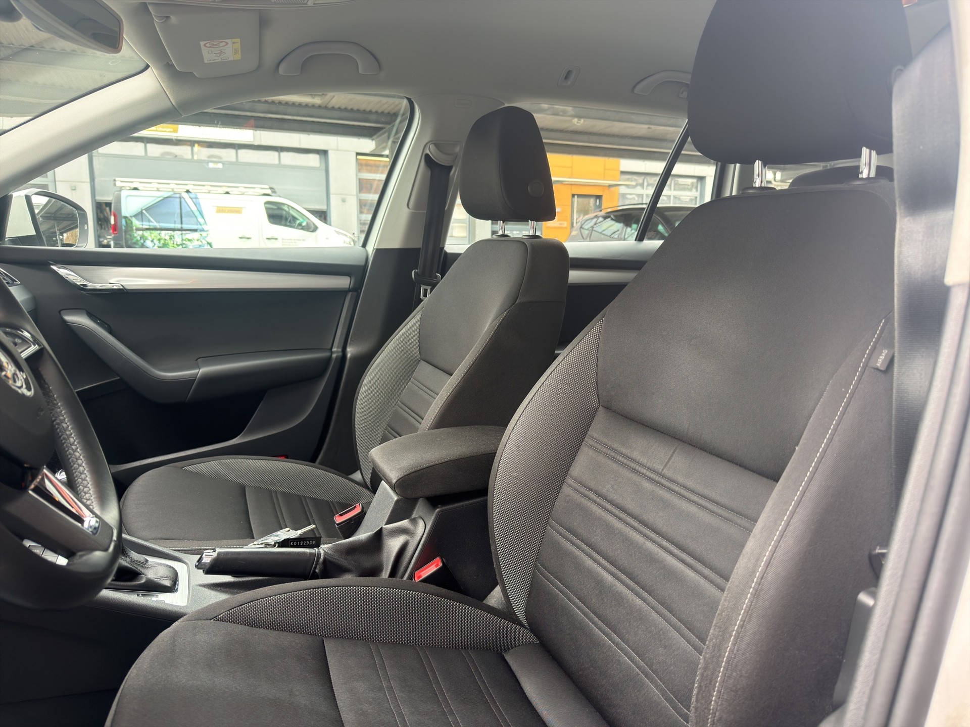 SKODA Octavia Combi 2.0 TDI Ambition 4x4 DSG-image-10