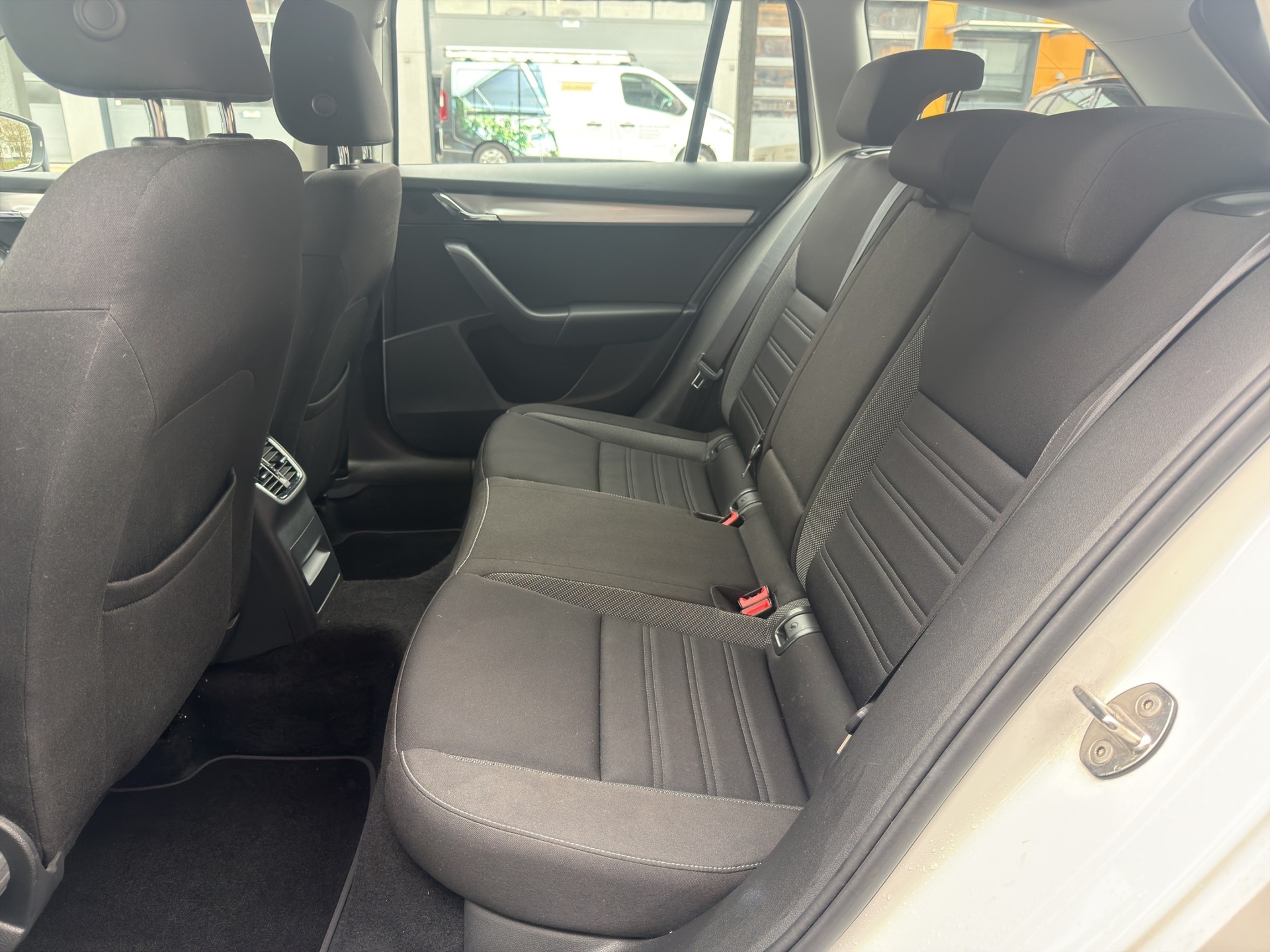SKODA Octavia Combi 2.0 TDI Ambition 4x4 DSG-image-11