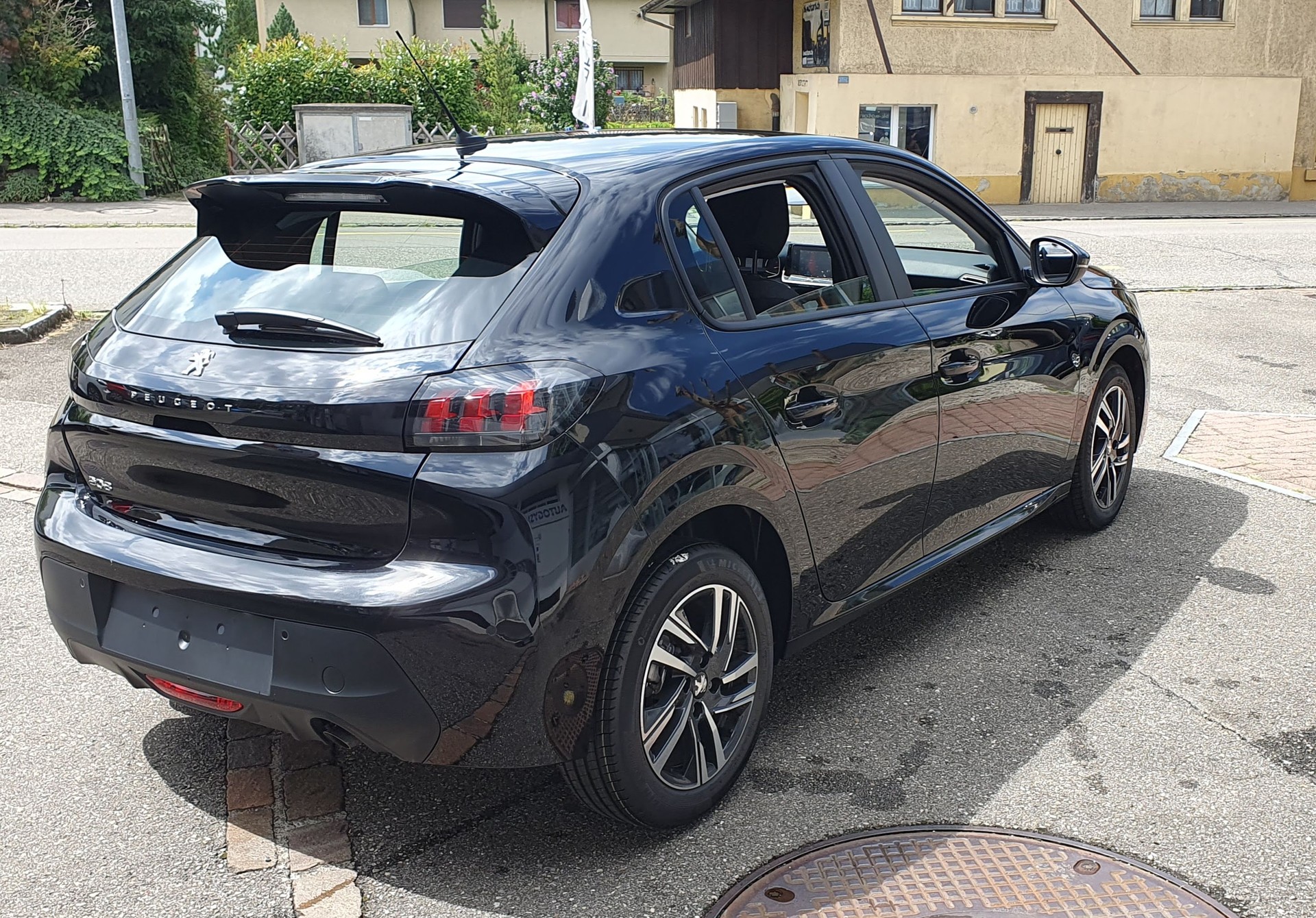 PEUGEOT 208 MHEV Allure Premium Helvetia (419)-image-2
