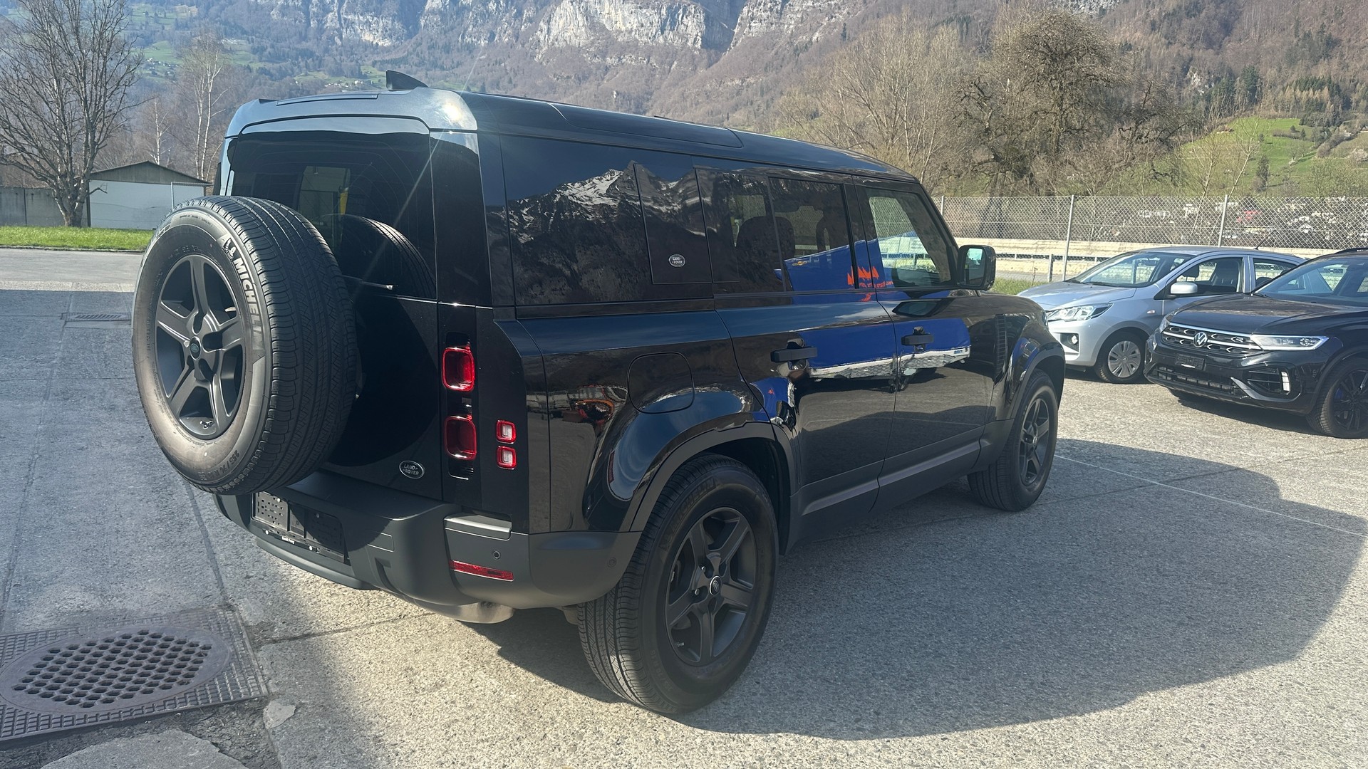LAND ROVER Defender 110 D200 SD4 AT8-image-1