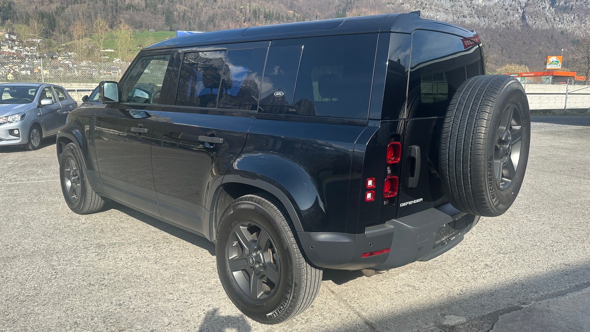 LAND ROVER Defender 110 D200 SD4 AT8-image-3