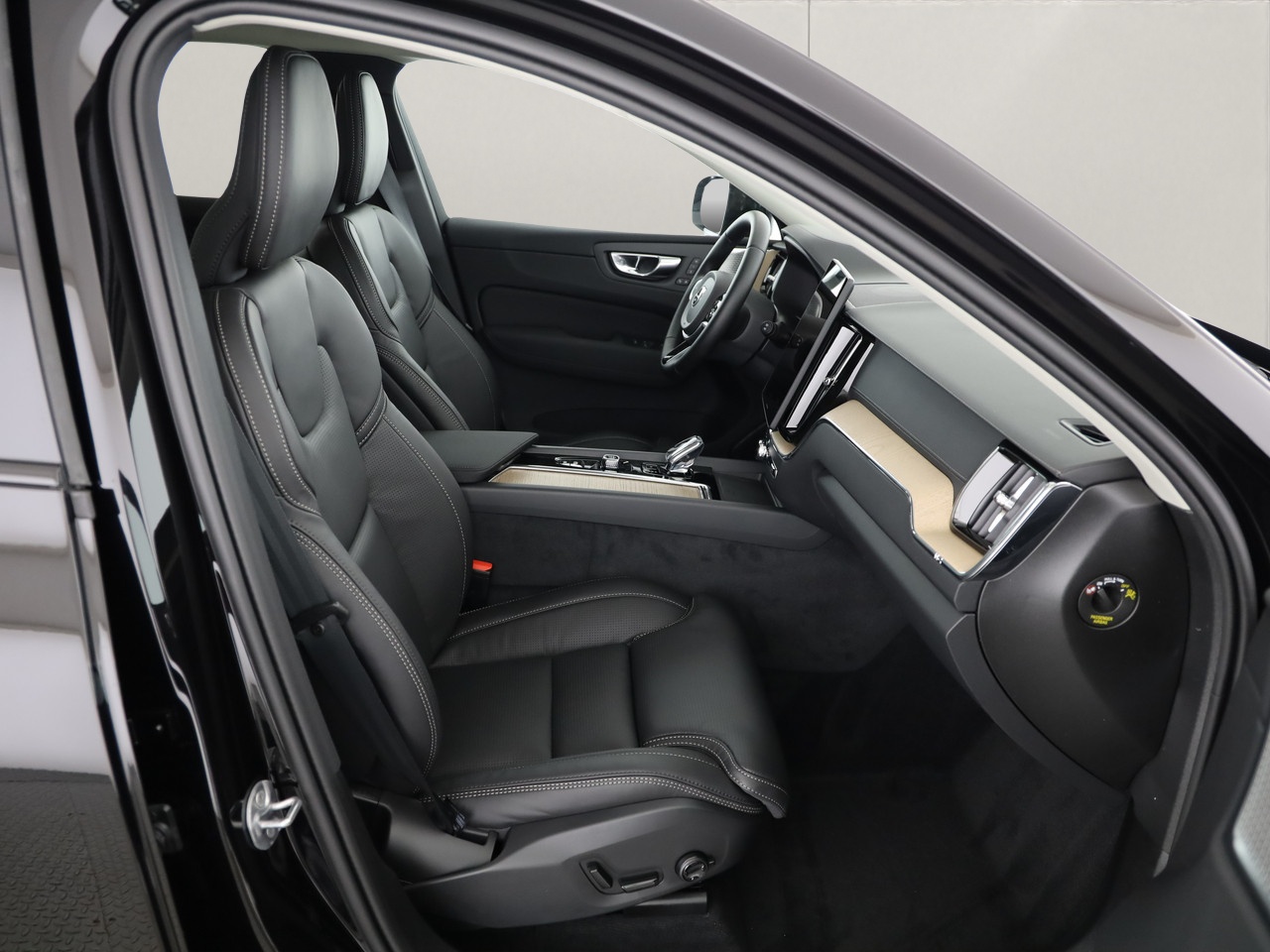 VOLVO XC60 2.0 T6 TE Ultra Dark eAWD-image-8