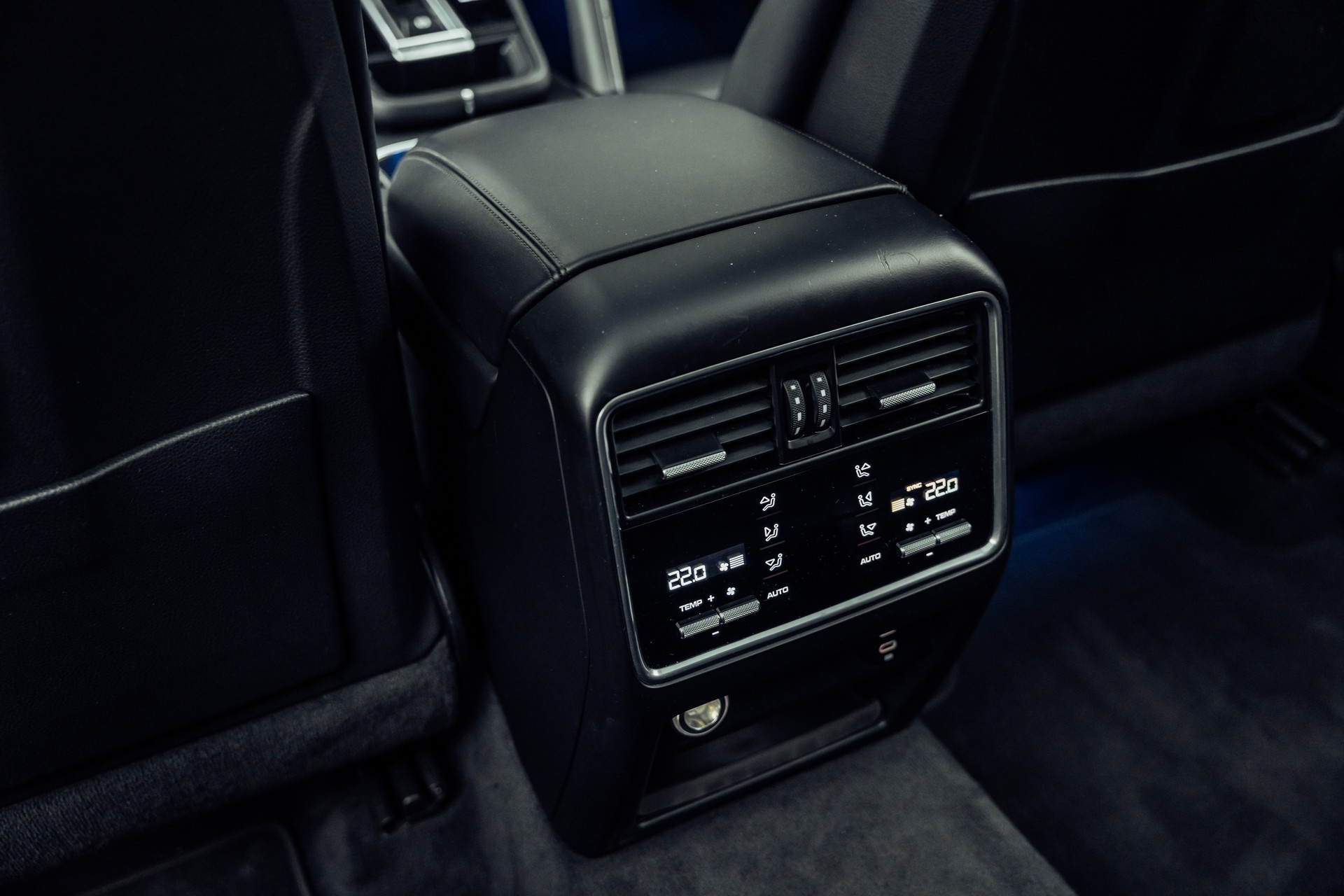 PORSCHE Cayenne Coupé E-Hybrid-image-14